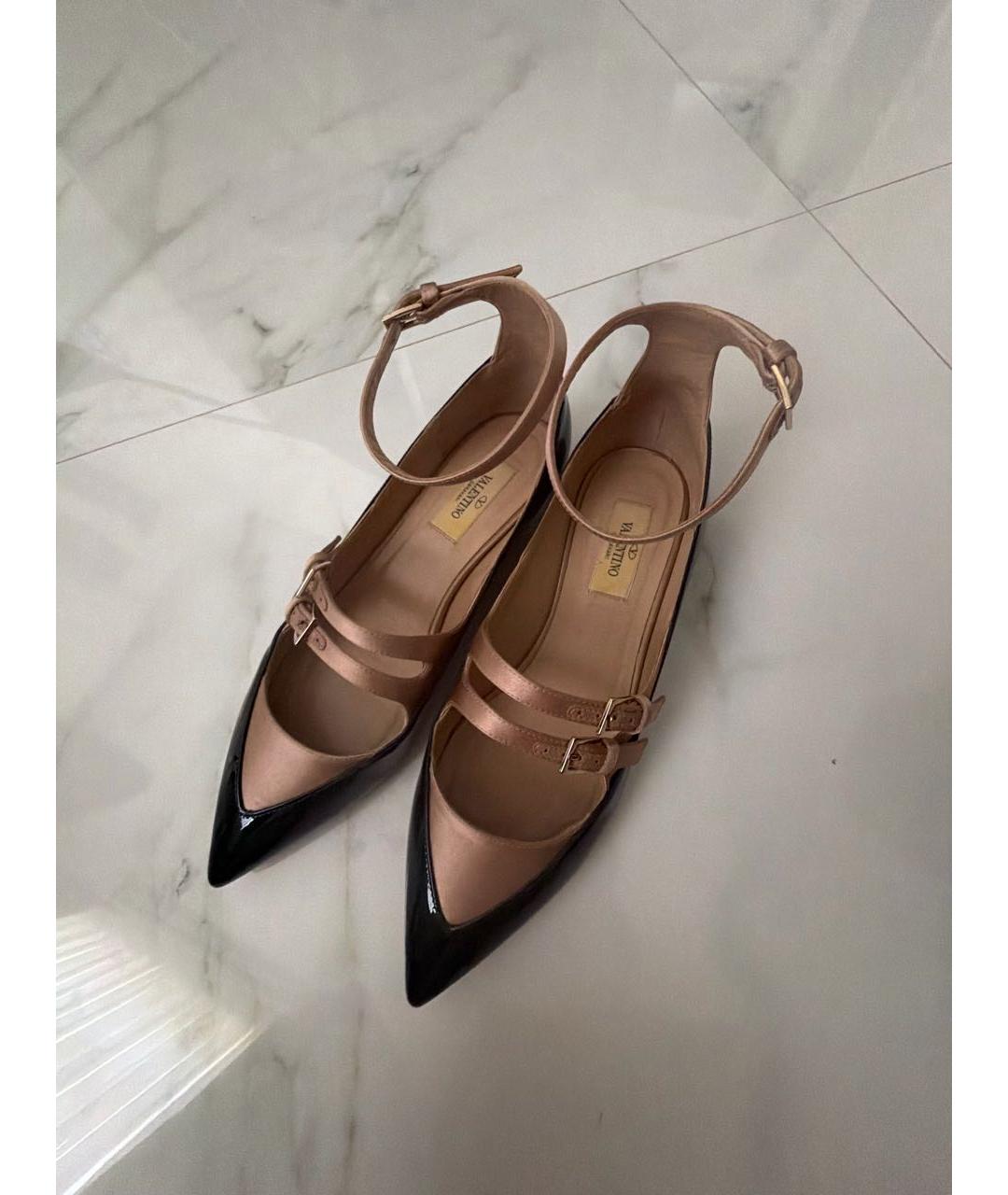 VALENTINO Черные лодочки на низком каблуке из лакированной кожи, фото 5