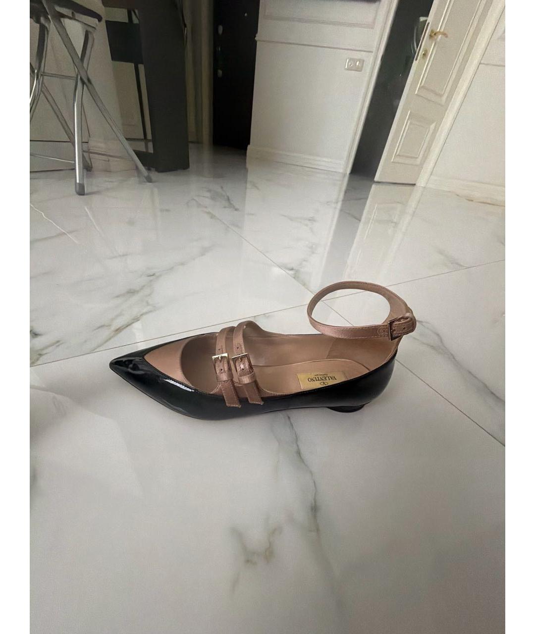 VALENTINO Черные лодочки на низком каблуке из лакированной кожи, фото 7