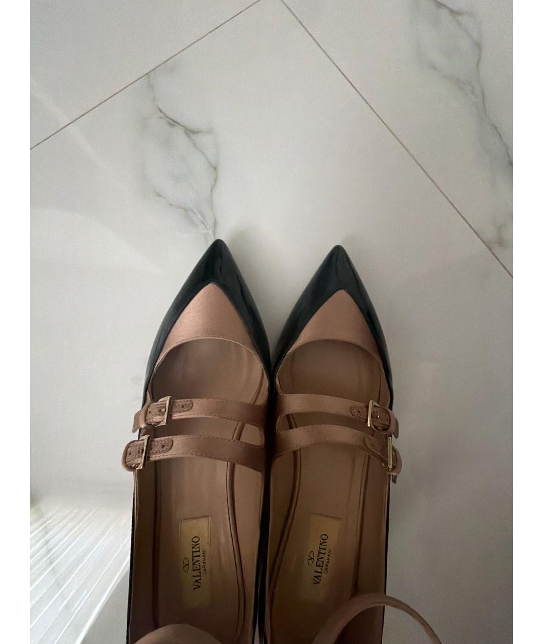 VALENTINO Черные лодочки на низком каблуке из лакированной кожи, фото 3
