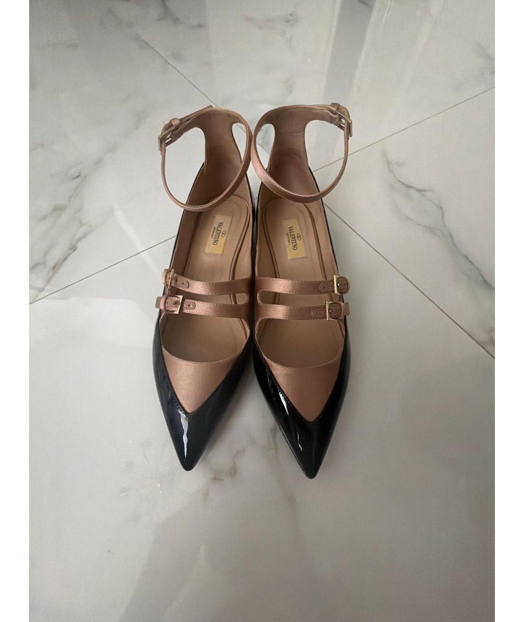 VALENTINO Черные лодочки на низком каблуке из лакированной кожи, фото 2