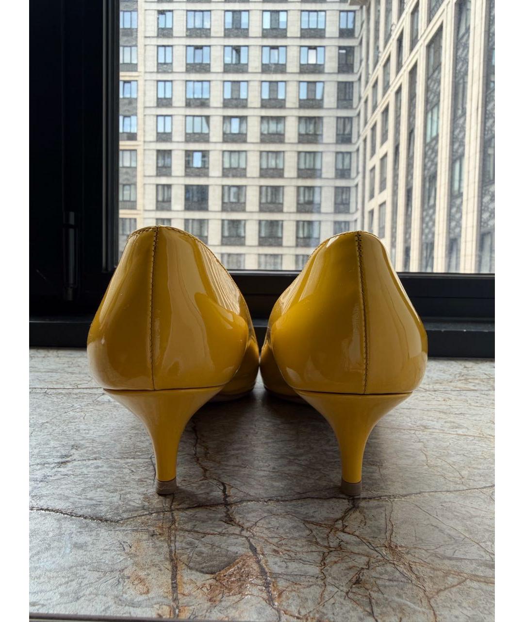 PRADA Горчичные лодочки на низком каблуке из лакированной кожи, фото 4