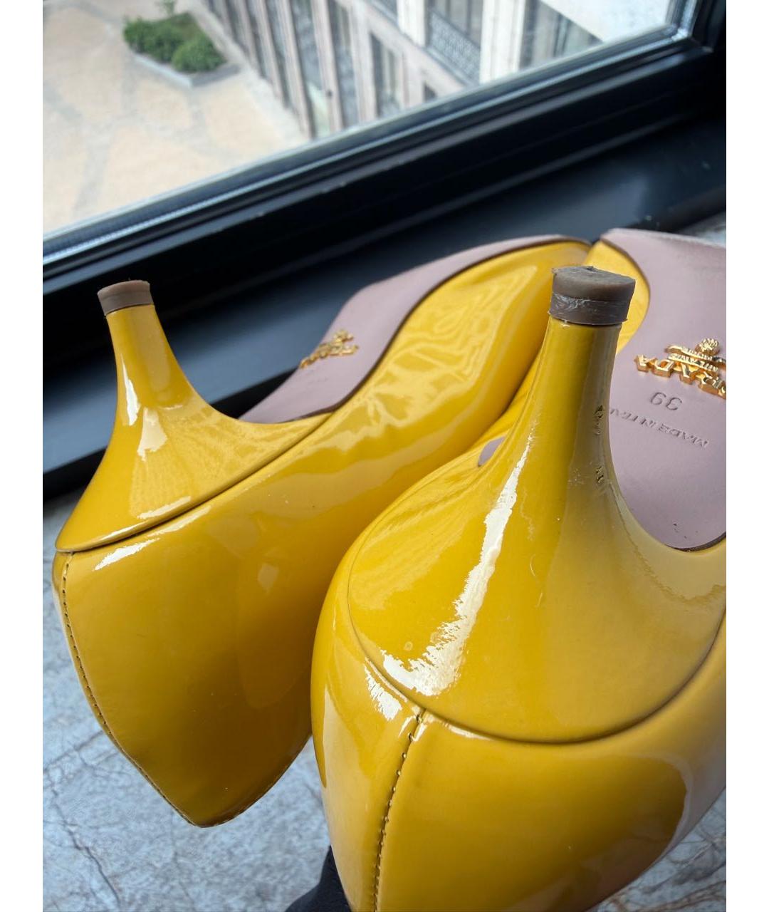 PRADA Горчичные лодочки на низком каблуке из лакированной кожи, фото 5
