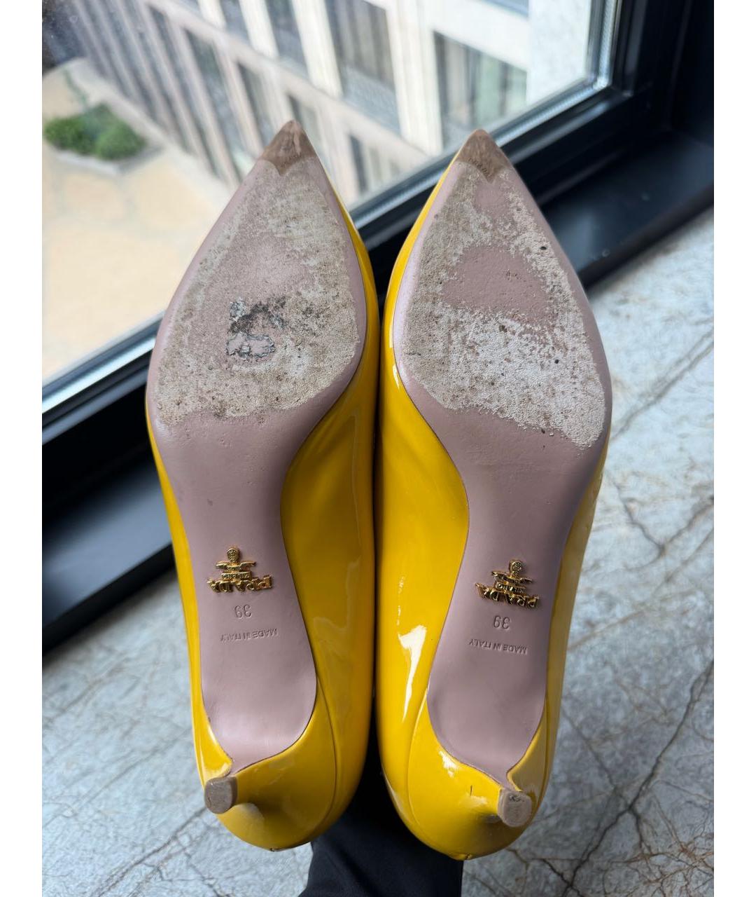 PRADA Горчичные лодочки на низком каблуке из лакированной кожи, фото 6