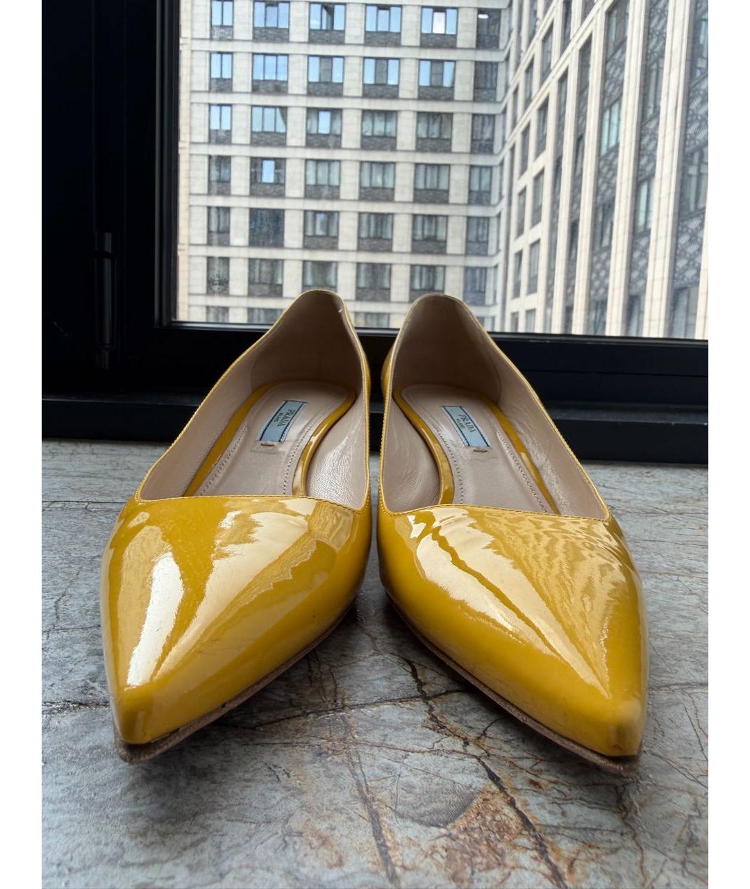 PRADA Горчичные лодочки на низком каблуке из лакированной кожи, фото 2