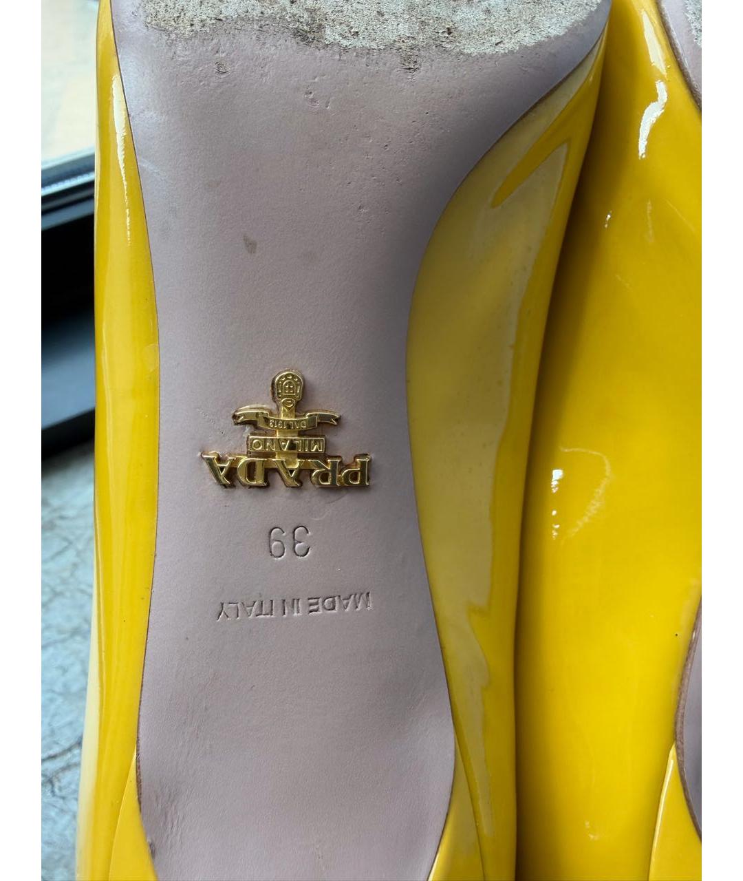 PRADA Горчичные лодочки на низком каблуке из лакированной кожи, фото 7
