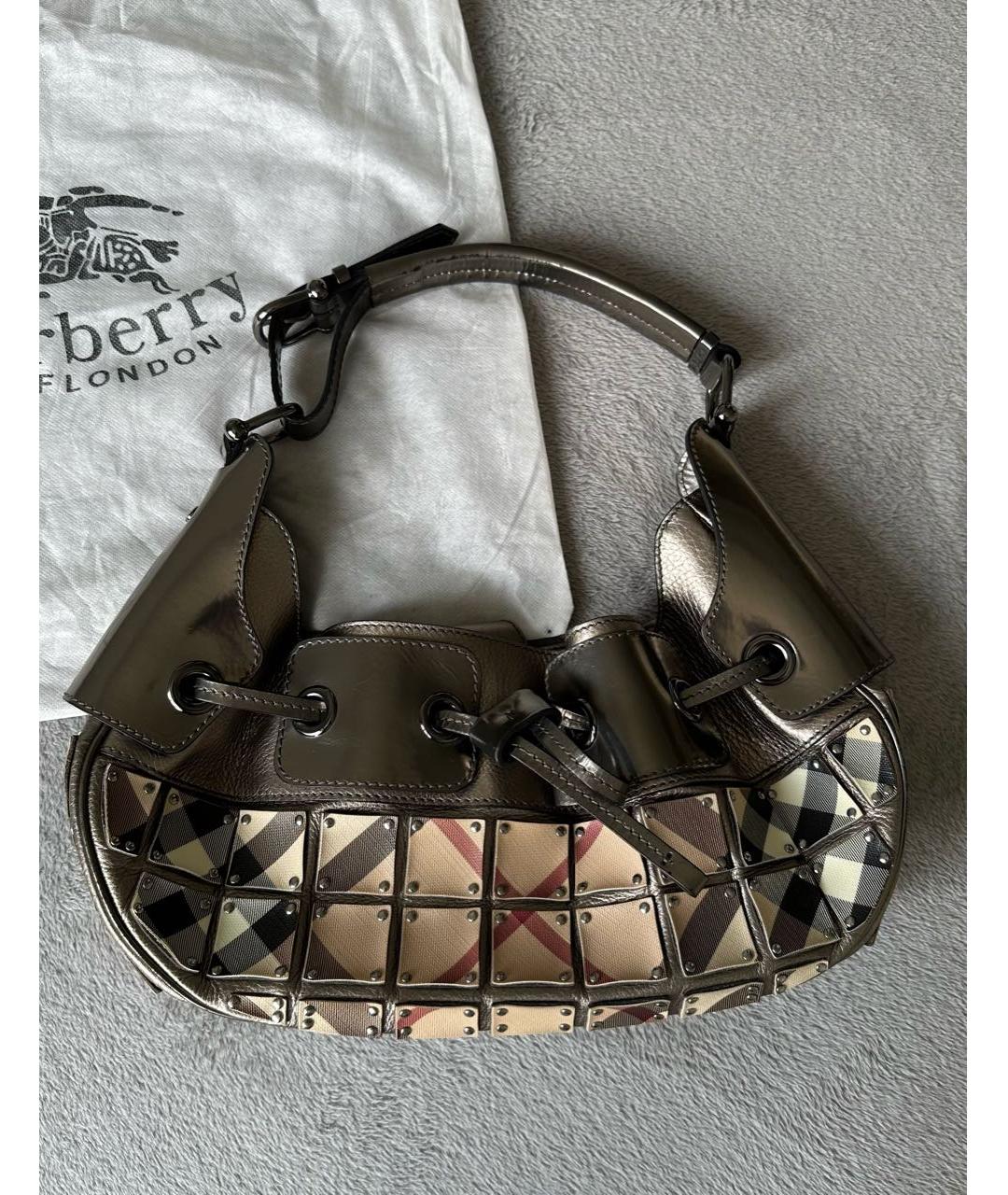 BURBERRY Серебряная сумка на плечо из лакированной кожи, фото 3