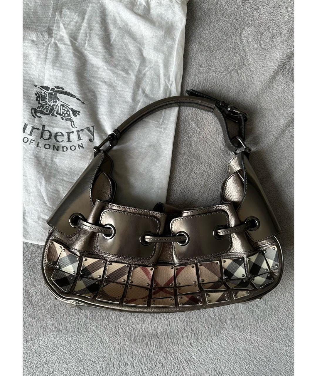 BURBERRY Серебряная сумка на плечо из лакированной кожи, фото 2