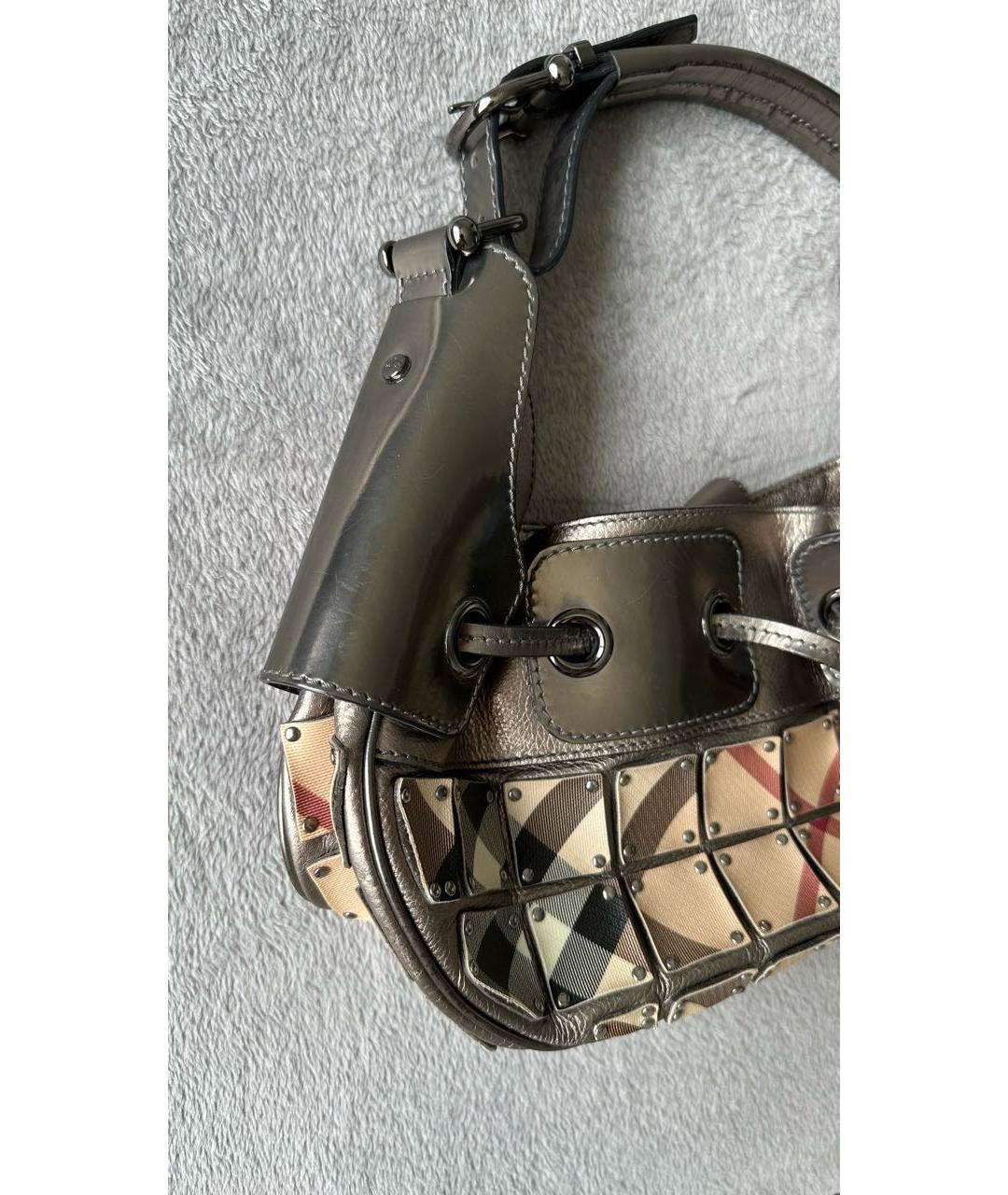 BURBERRY Серебряная сумка на плечо из лакированной кожи, фото 4