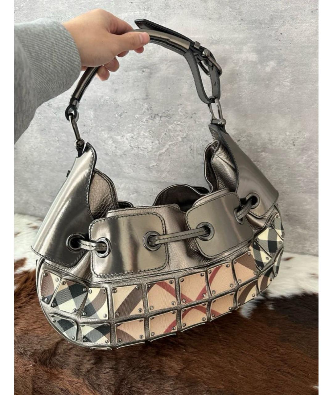BURBERRY Серебряная сумка на плечо из лакированной кожи, фото 6