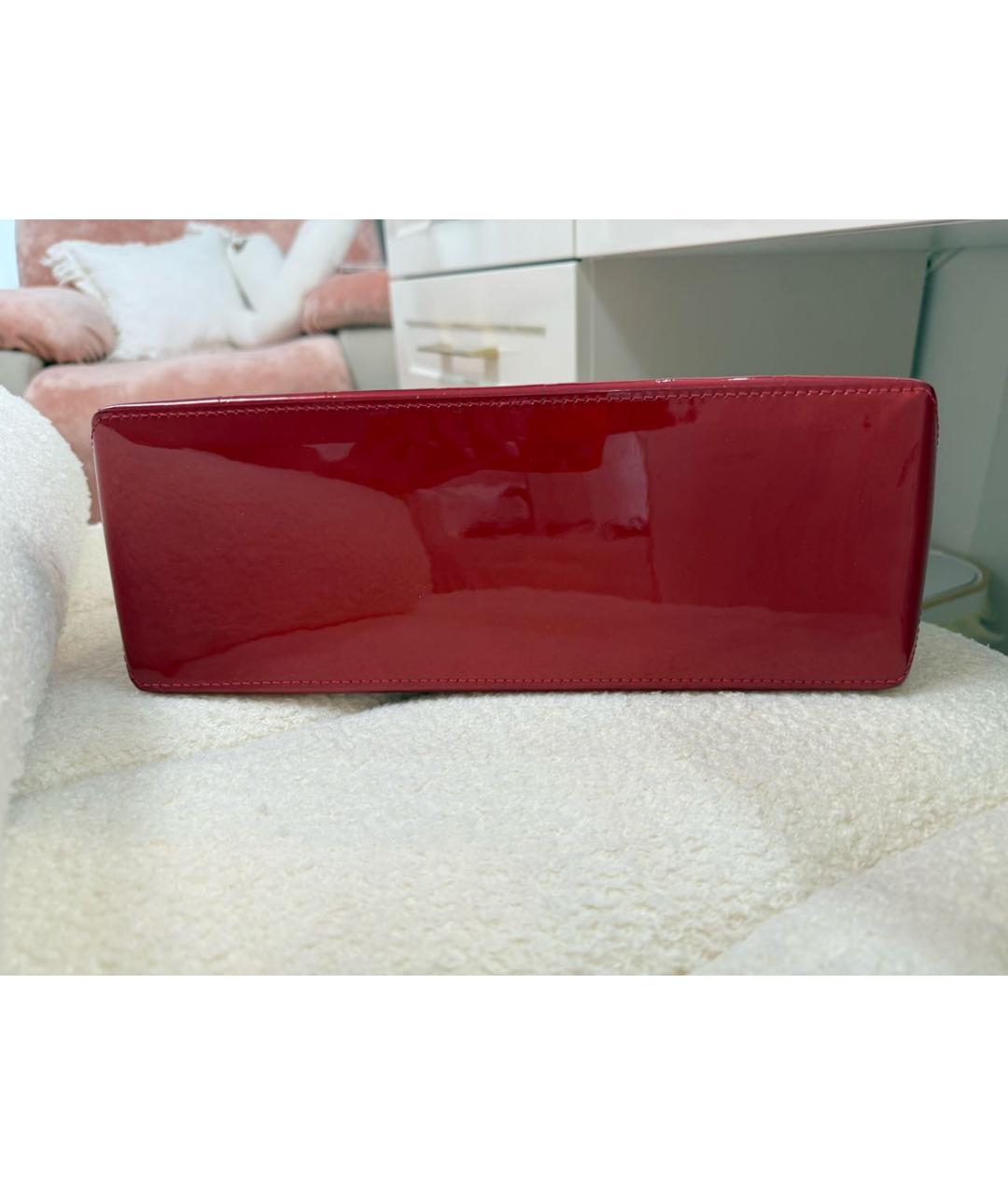 LOUIS VUITTON Красная сумка с короткими ручками из лакированной кожи, фото 7