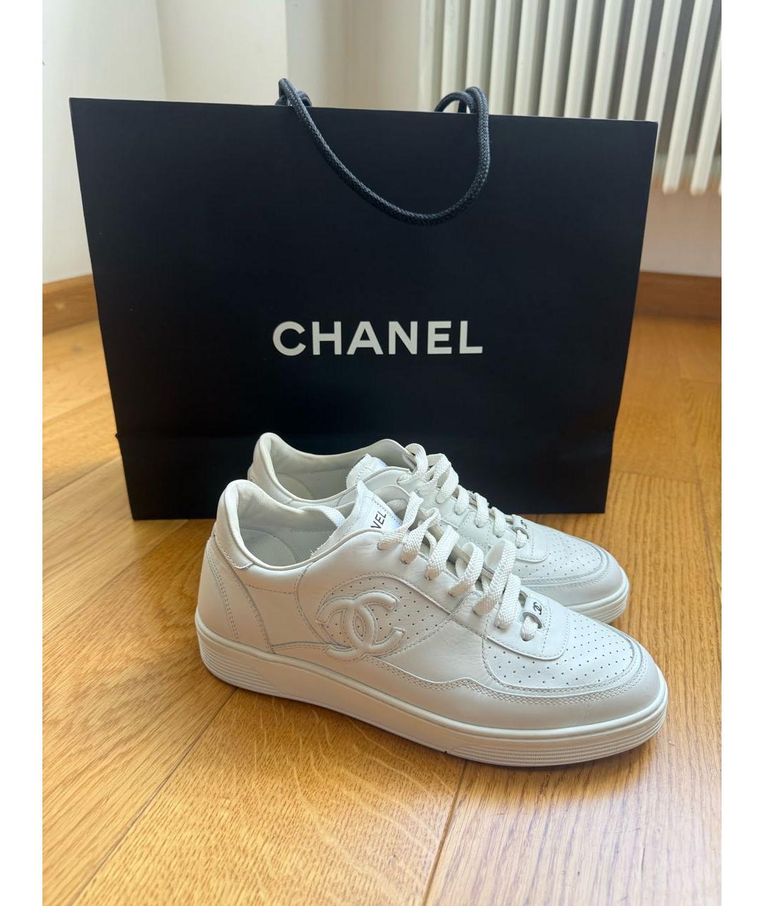 CHANEL Белые кожаные кроссовки, фото 2