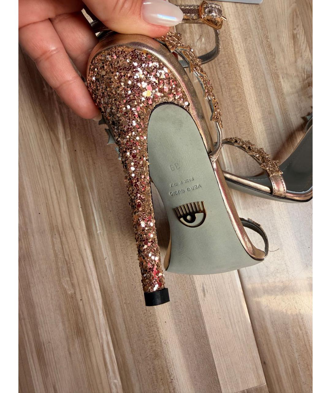 CHIARA FERRAGNI Золотые кожаные босоножки, фото 6