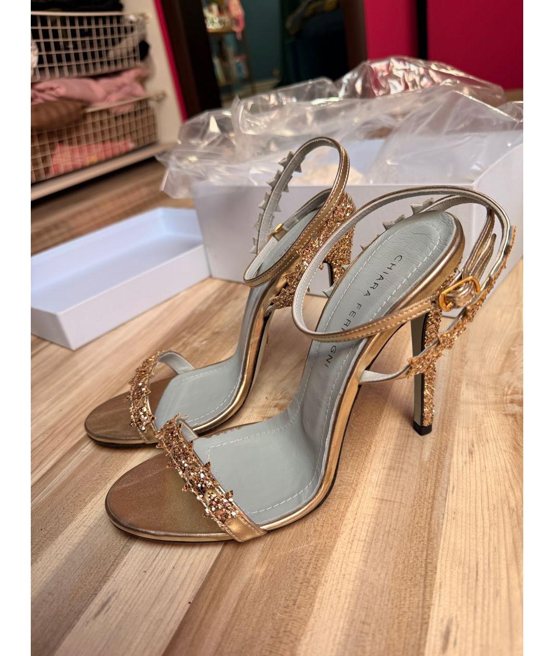 CHIARA FERRAGNI Золотые кожаные босоножки, фото 4