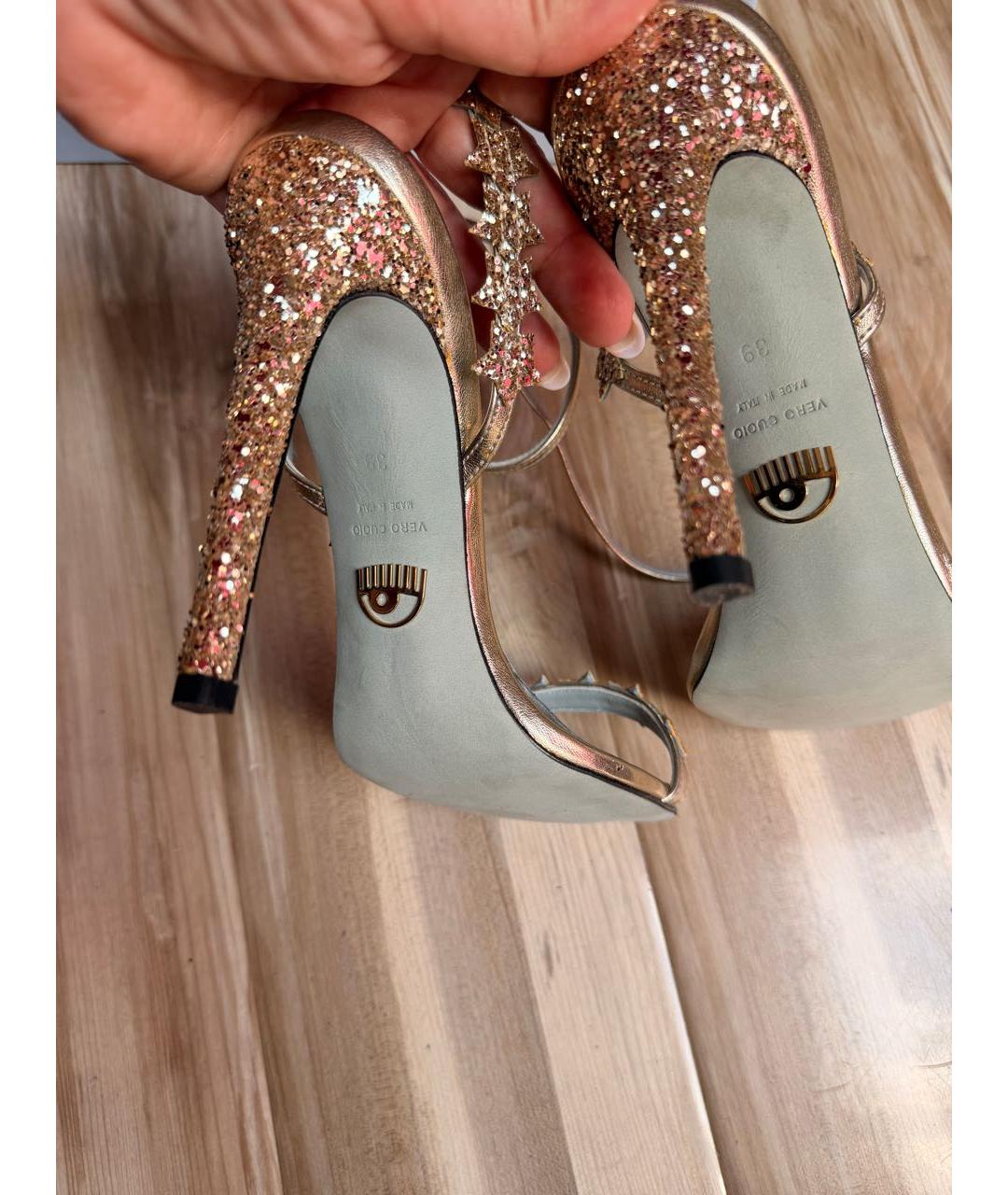 CHIARA FERRAGNI Золотые кожаные босоножки, фото 3