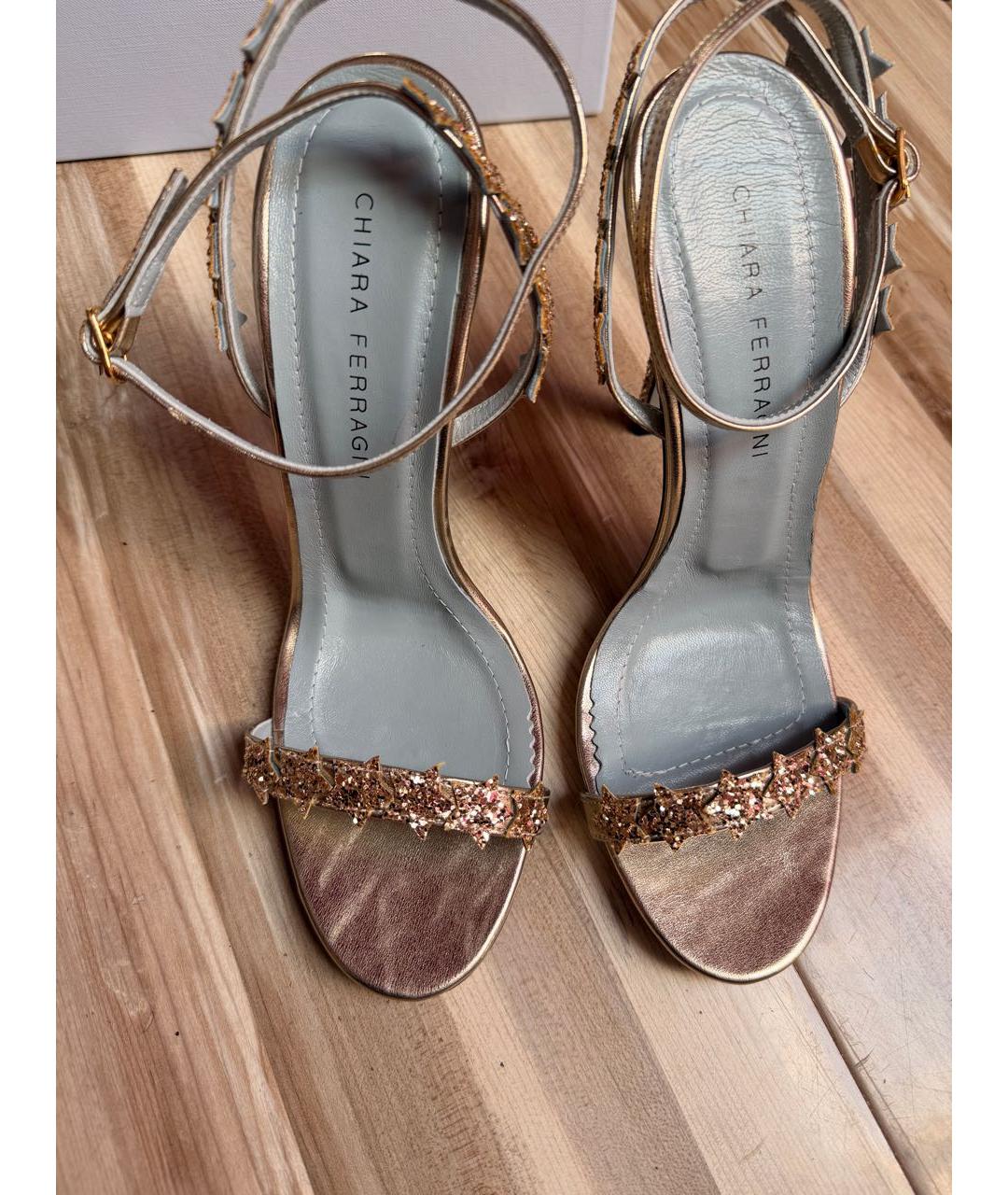 CHIARA FERRAGNI Золотые кожаные босоножки, фото 5
