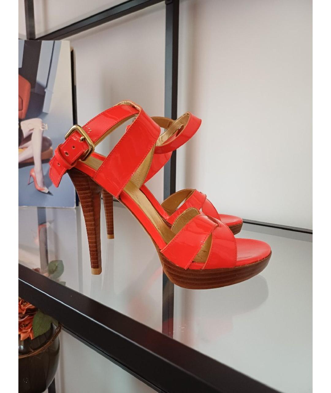 STUART WEITZMAN Красные босоножки из лакированной кожи, фото 4