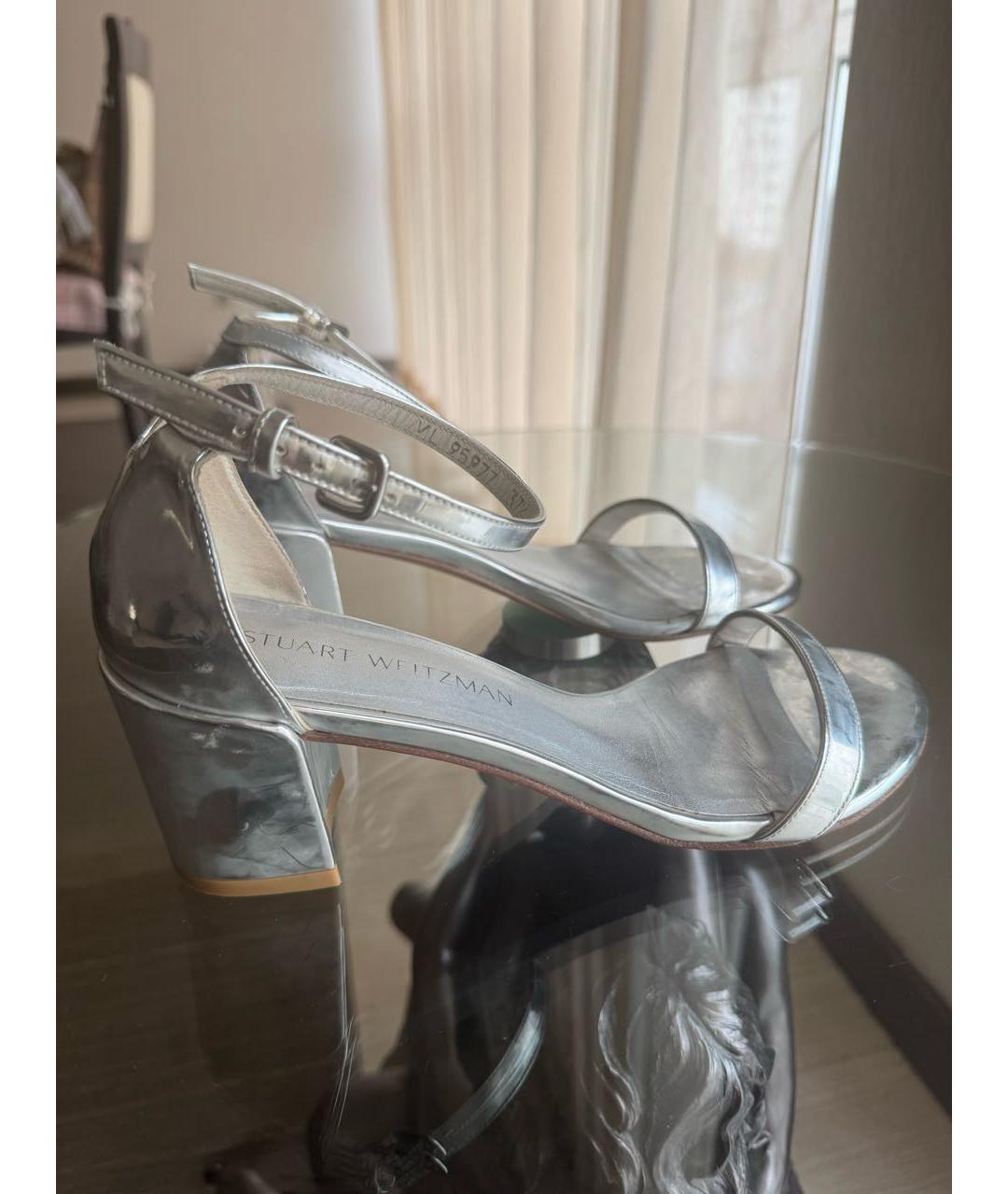 STUART WEITZMAN Серебряные босоножки из лакированной кожи, фото 5