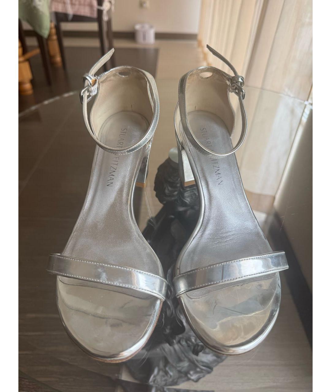 STUART WEITZMAN Серебряные босоножки из лакированной кожи, фото 2