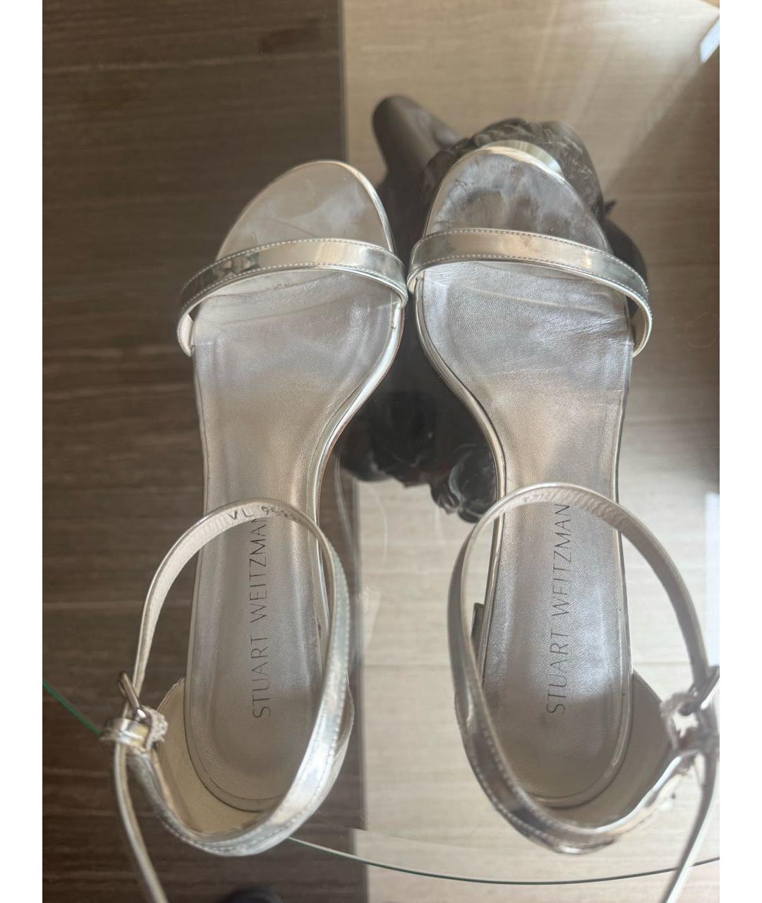 STUART WEITZMAN Серебряные босоножки из лакированной кожи, фото 3