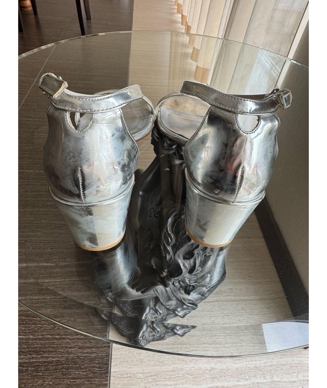 STUART WEITZMAN Серебряные босоножки из лакированной кожи, фото 4