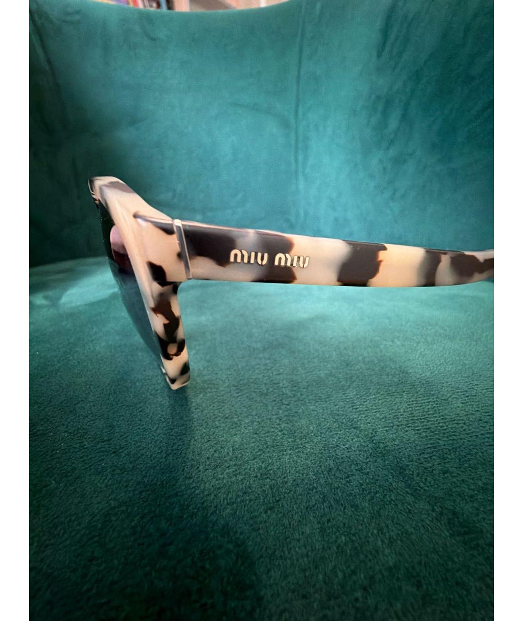 MIU MIU Бежевые пластиковые солнцезащитные очки, фото 4