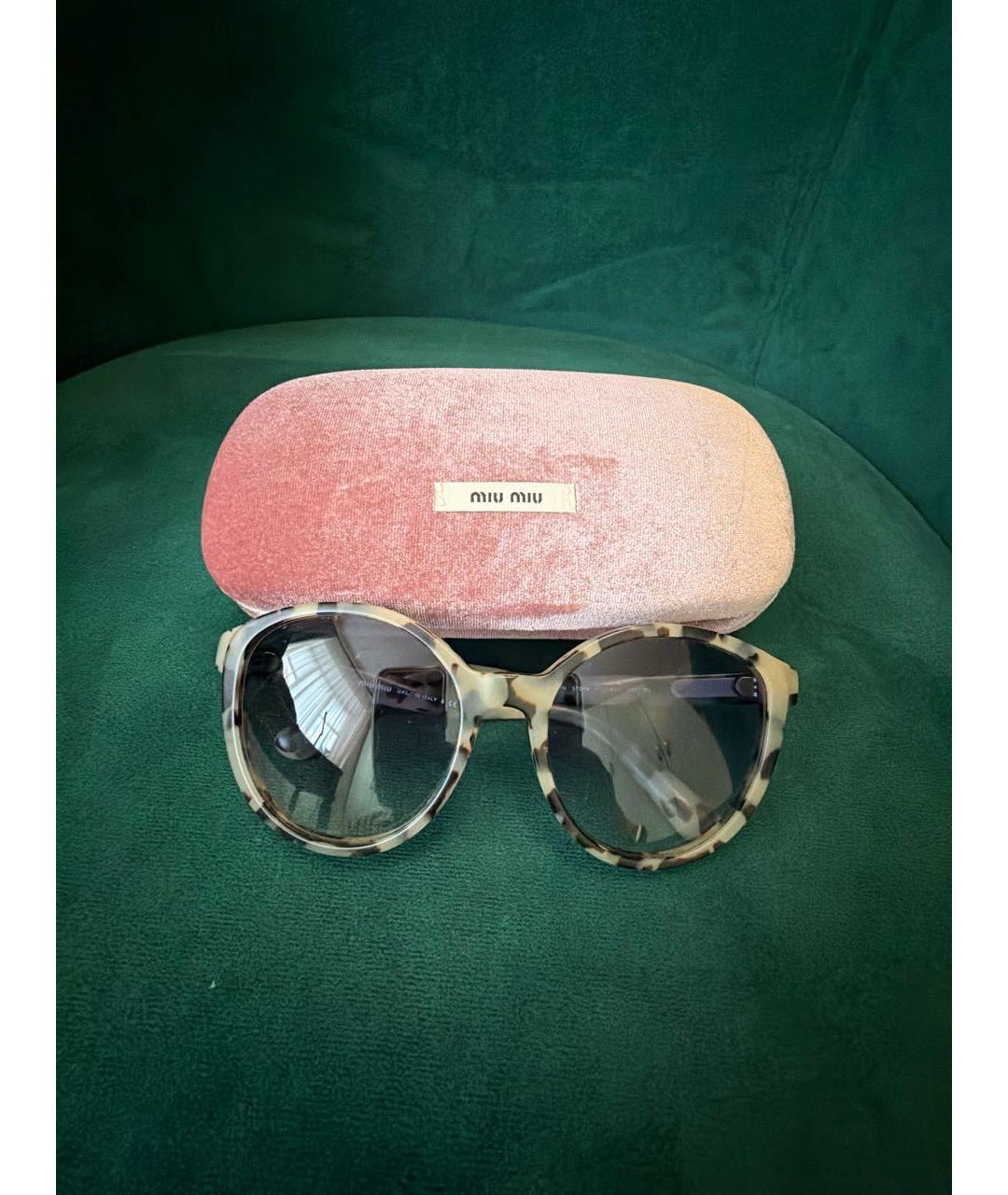 MIU MIU Бежевые пластиковые солнцезащитные очки, фото 5