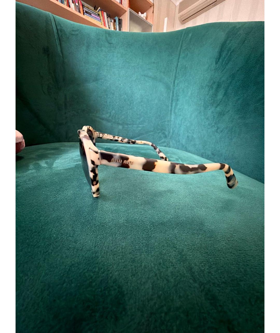 MIU MIU Бежевые пластиковые солнцезащитные очки, фото 3