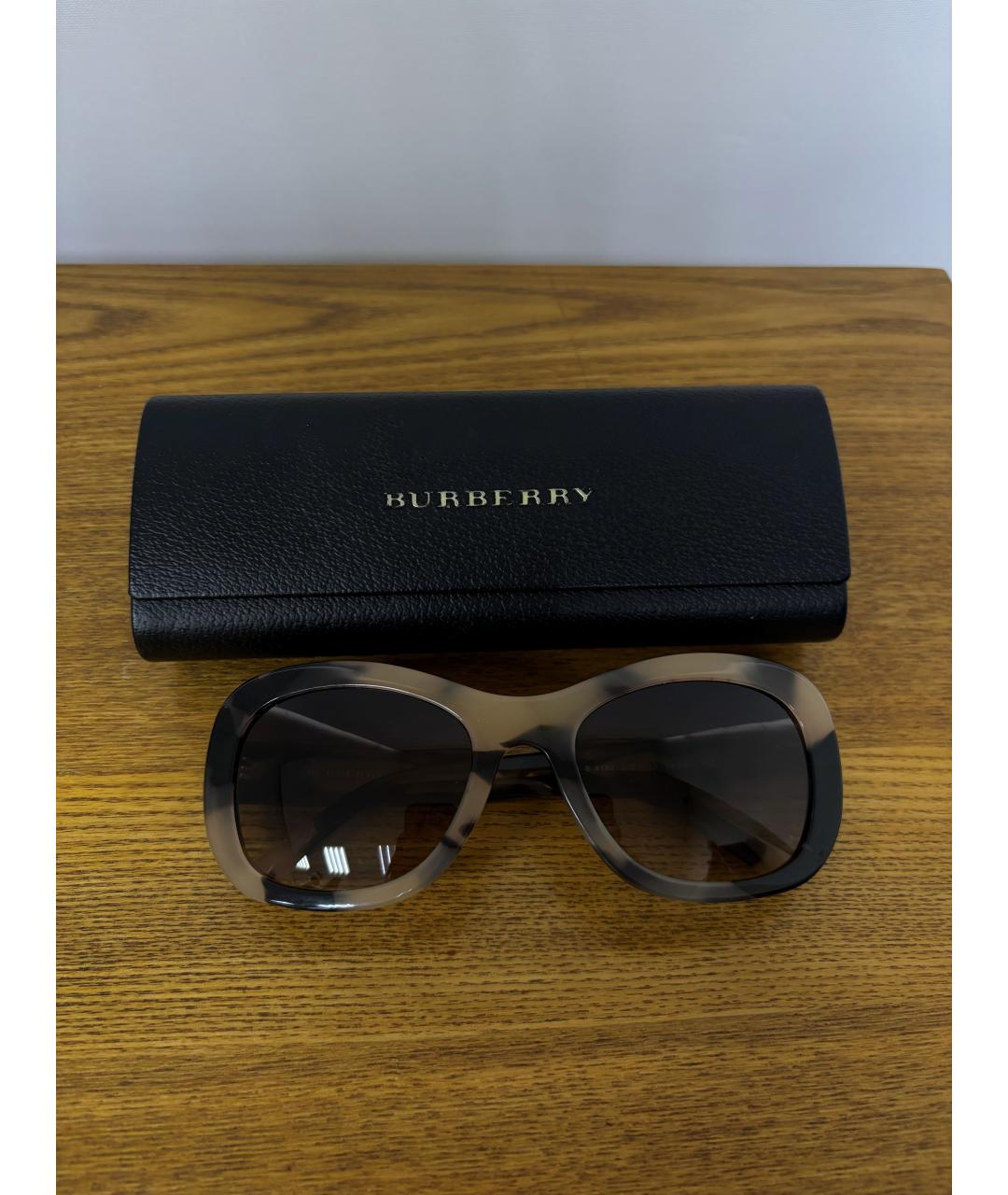 BURBERRY Бежевые пластиковые солнцезащитные очки, фото 4