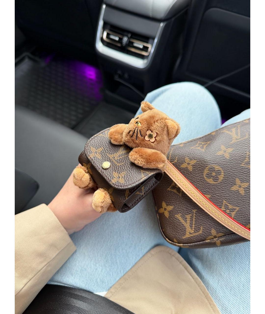 LOUIS VUITTON Коричневый брелок, фото 6