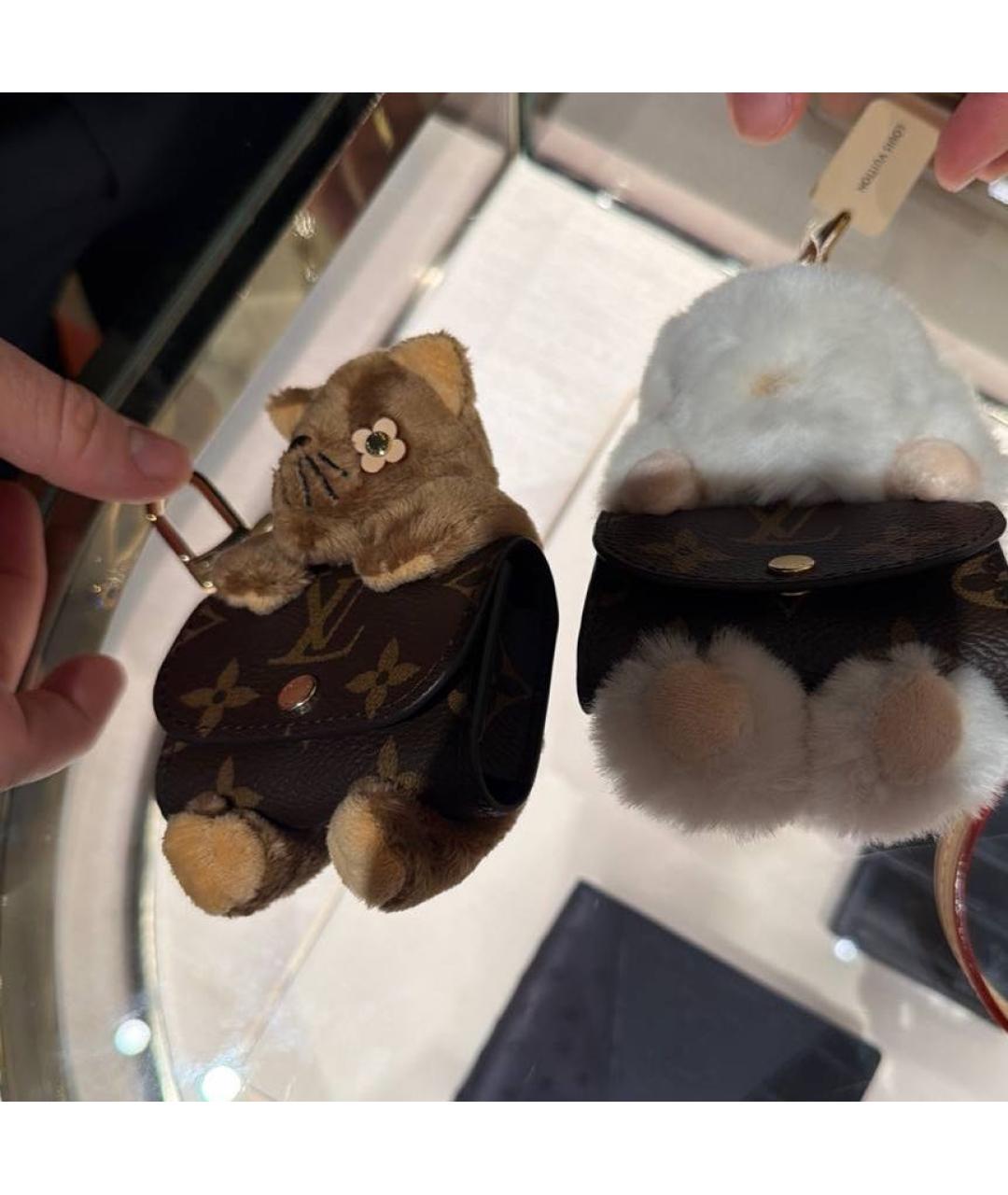 LOUIS VUITTON Коричневый брелок, фото 3