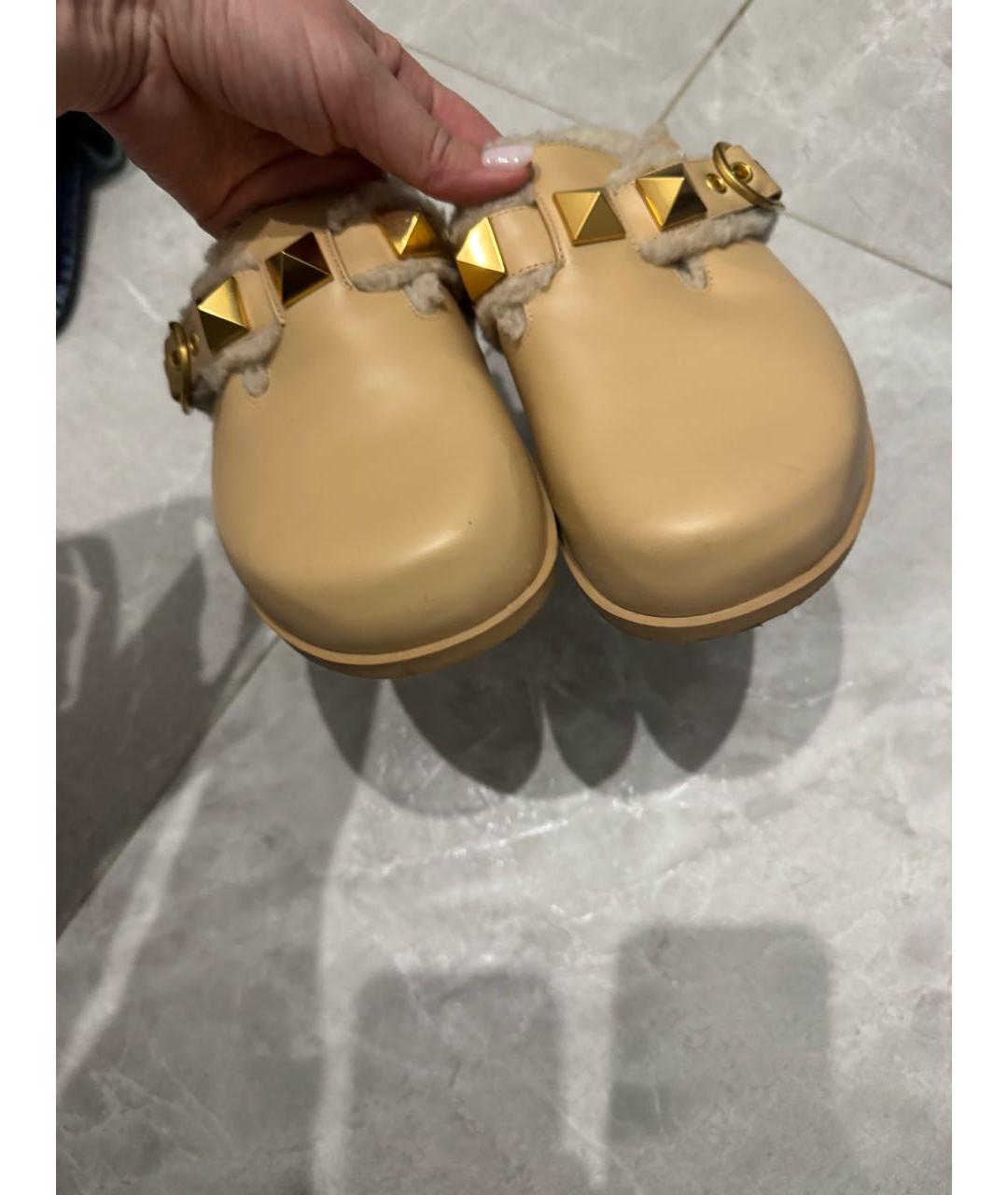 VALENTINO Бежевые кожаные сабо, фото 2