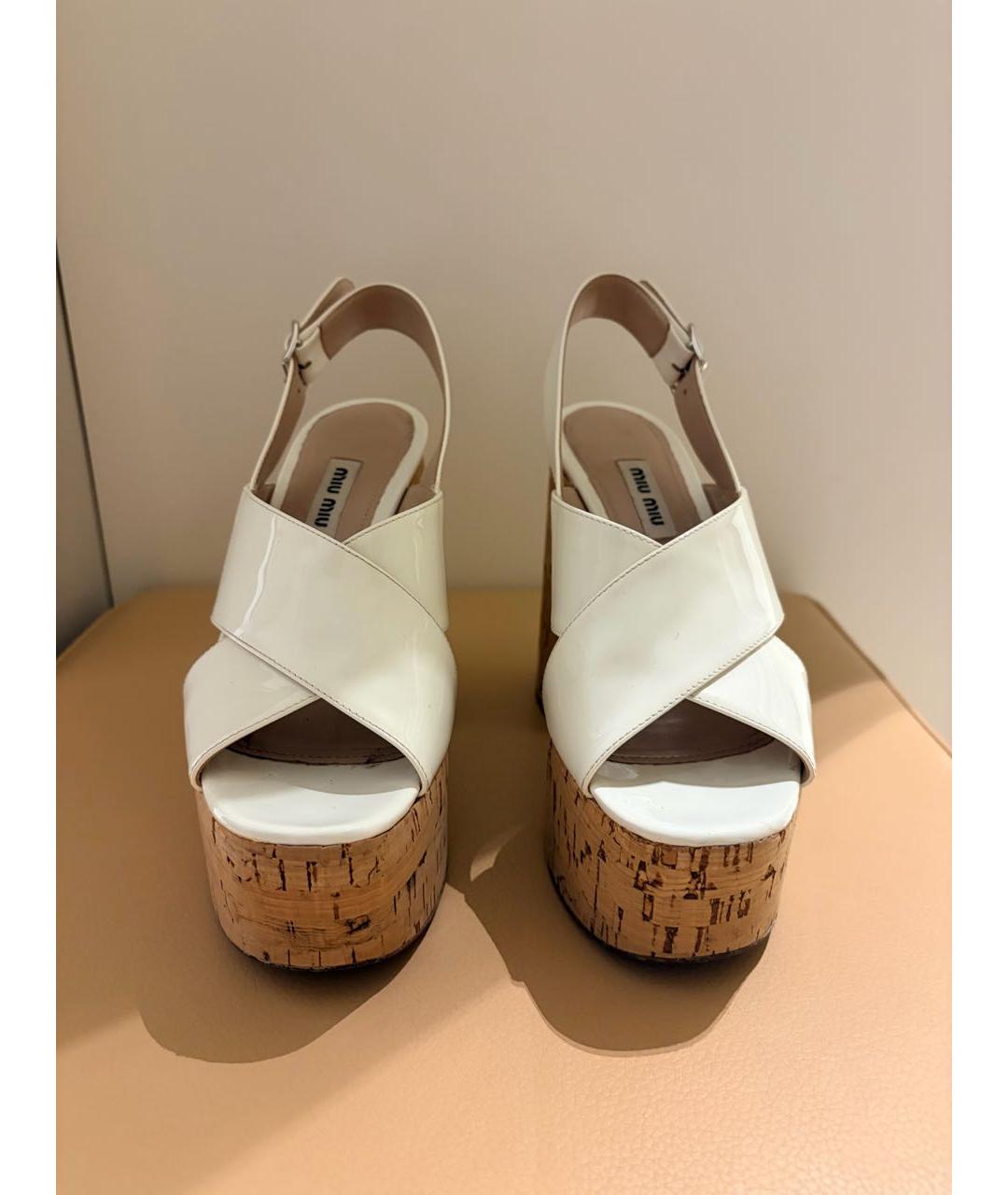 MIU MIU Белые босоножки из лакированной кожи, фото 2
