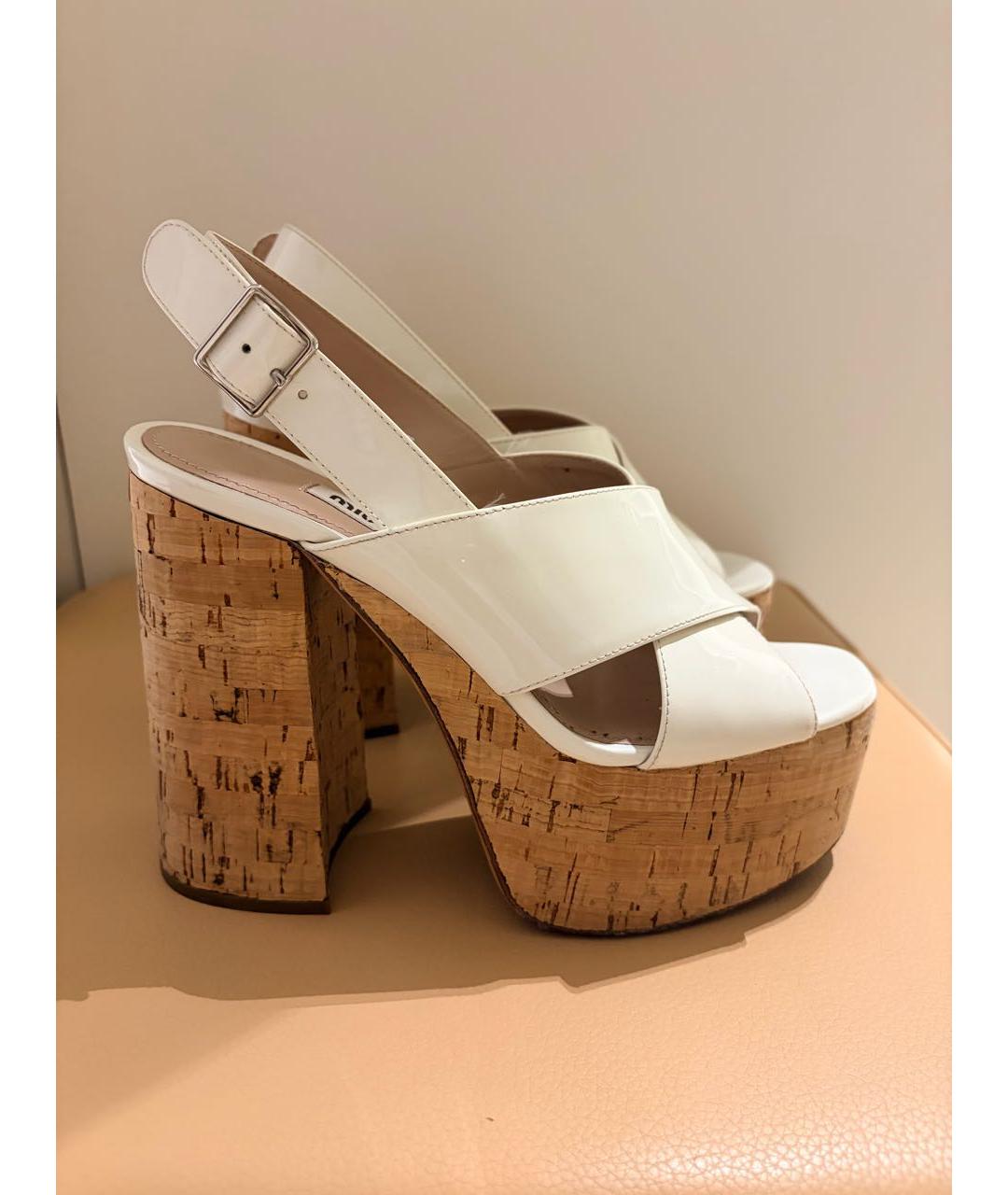 MIU MIU Белые босоножки из лакированной кожи, фото 5