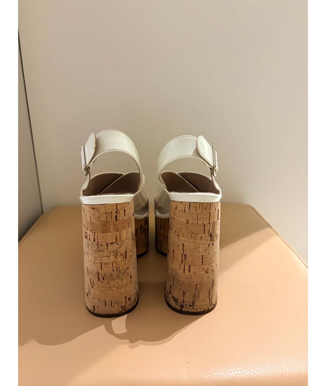 MIU MIU Белые босоножки из лакированной кожи, фото 4