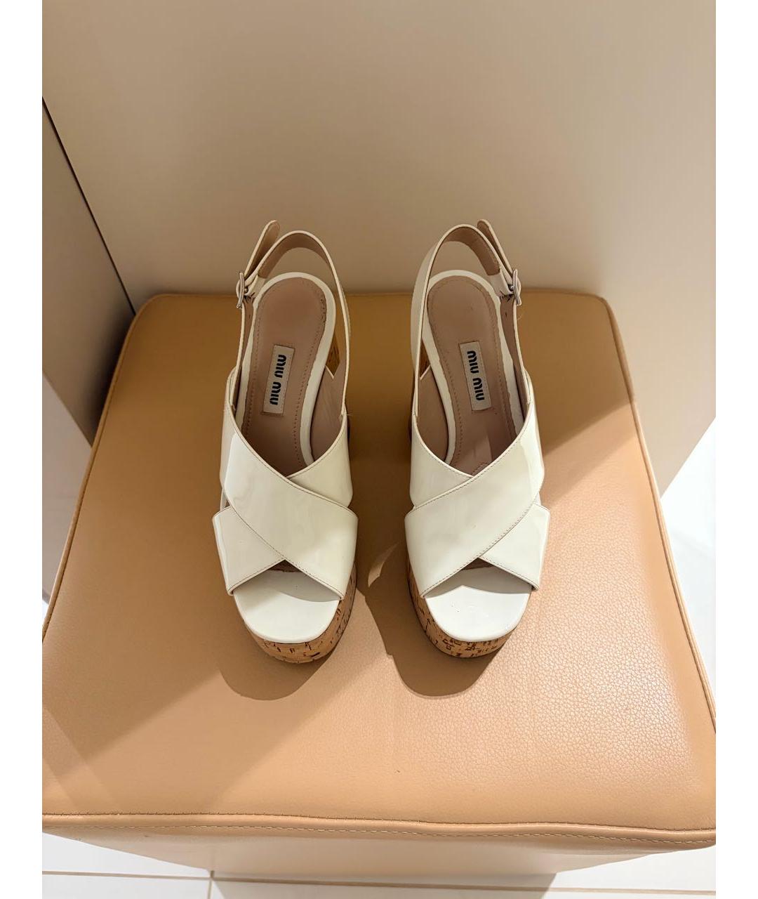 MIU MIU Белые босоножки из лакированной кожи, фото 3