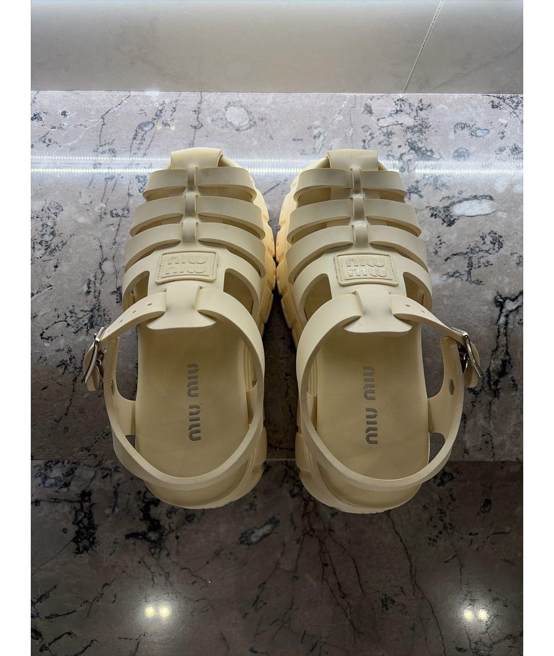 MIU MIU Бежевые резиновые босоножки, фото 4