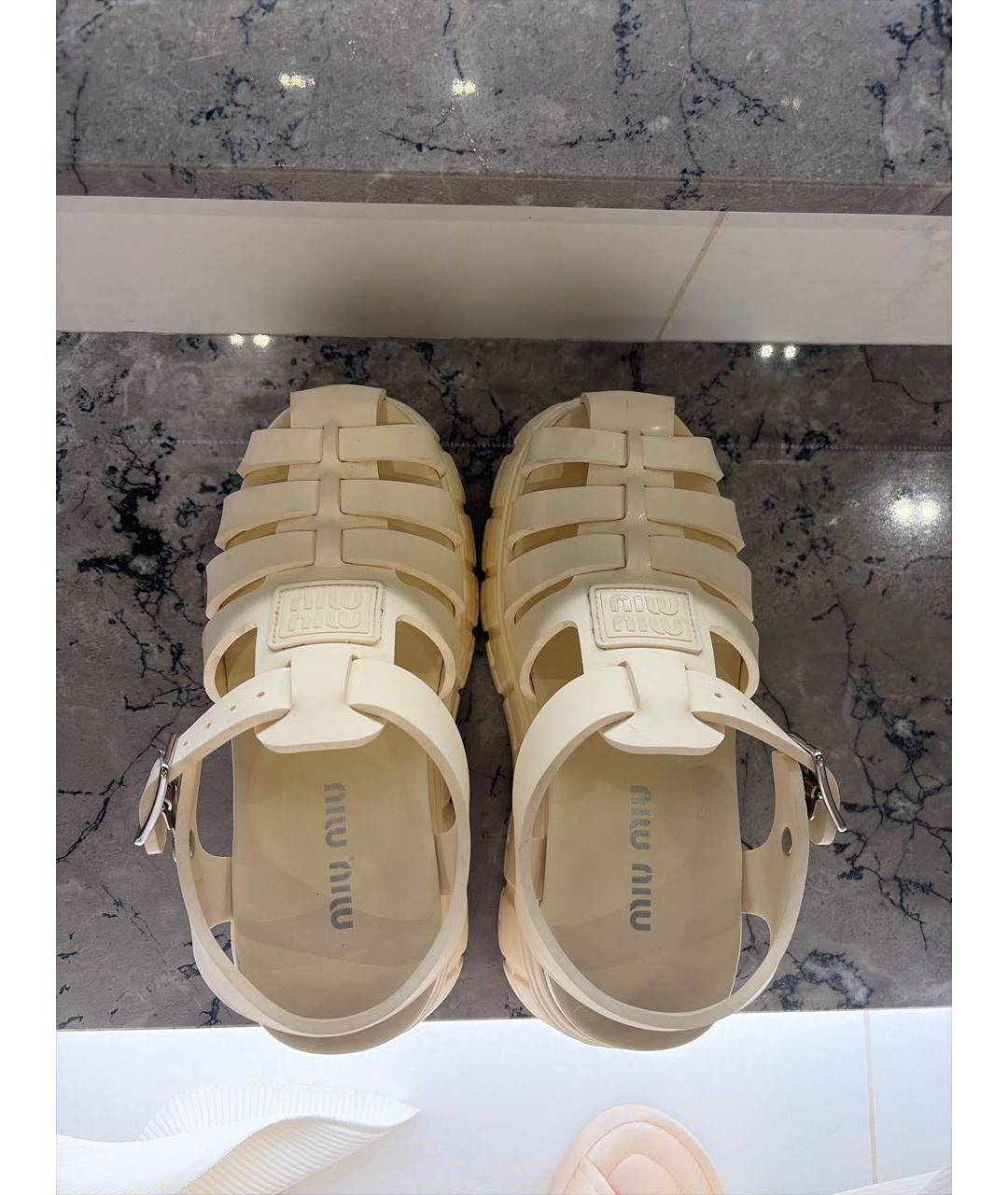 MIU MIU Бежевые резиновые босоножки, фото 3