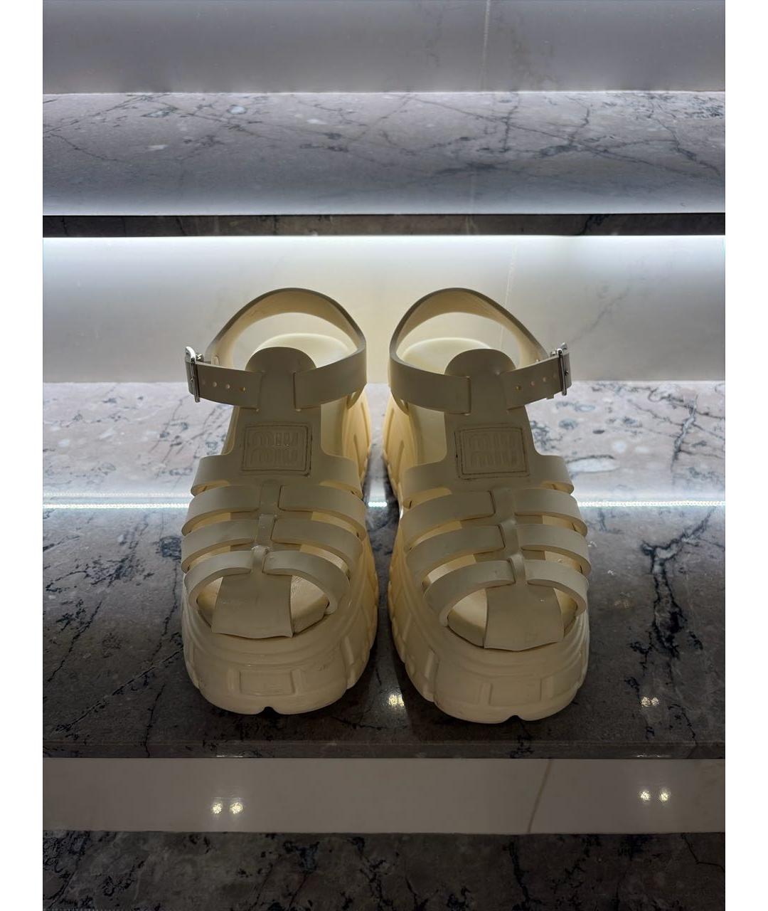 MIU MIU Бежевые резиновые босоножки, фото 2