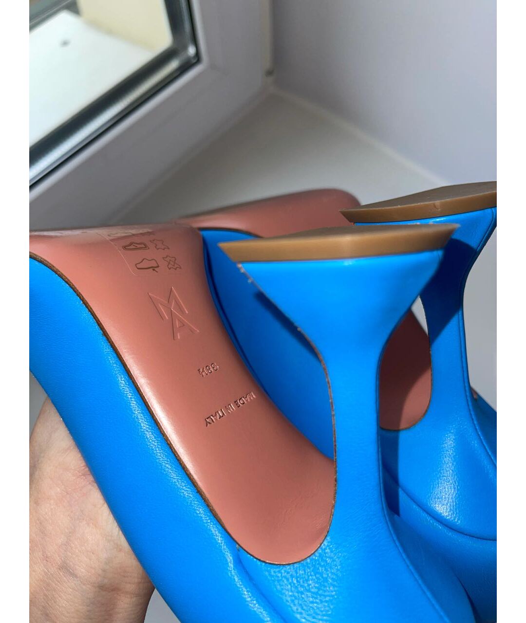 Amina Muaddi Голубые кожаные туфли, фото 5