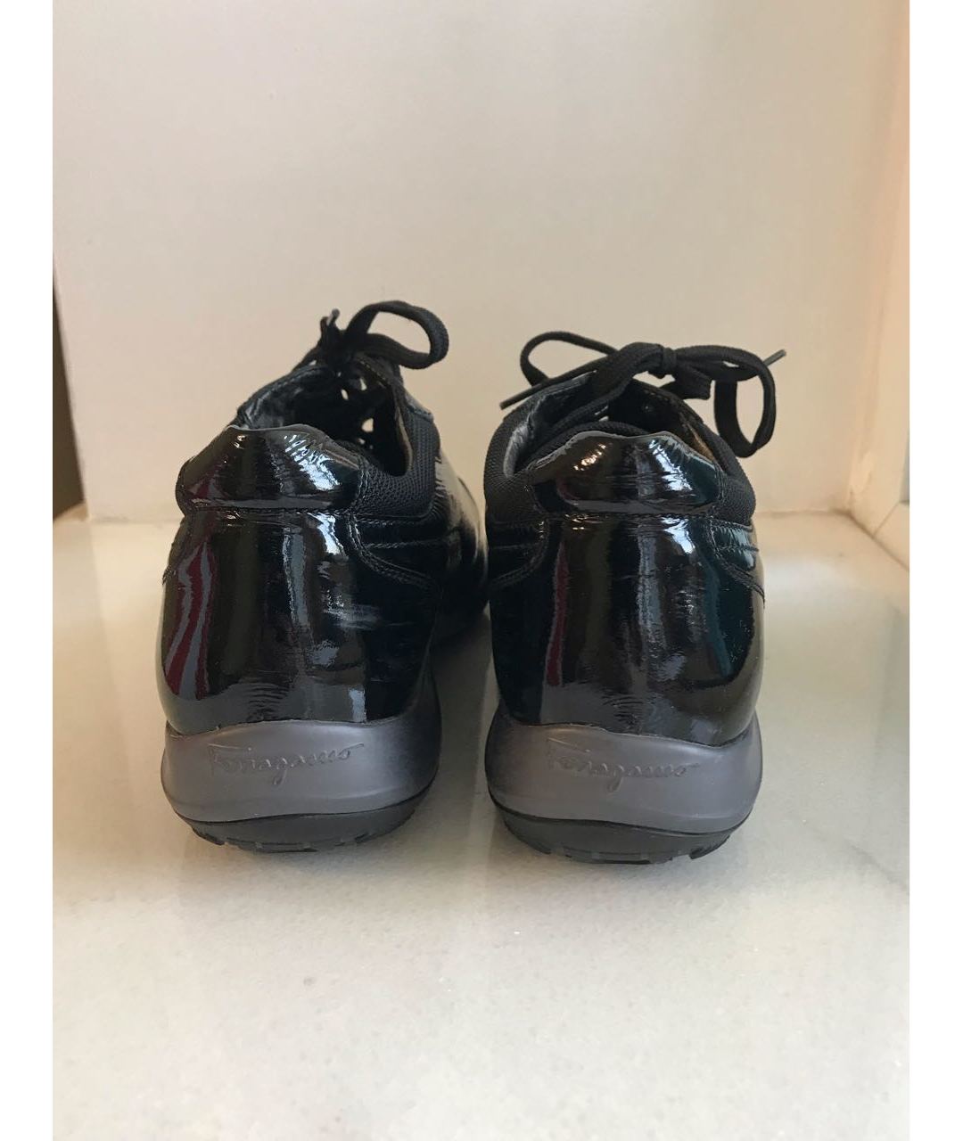 SALVATORE FERRAGAMO Черные кроссовки из лакированной кожи, фото 4