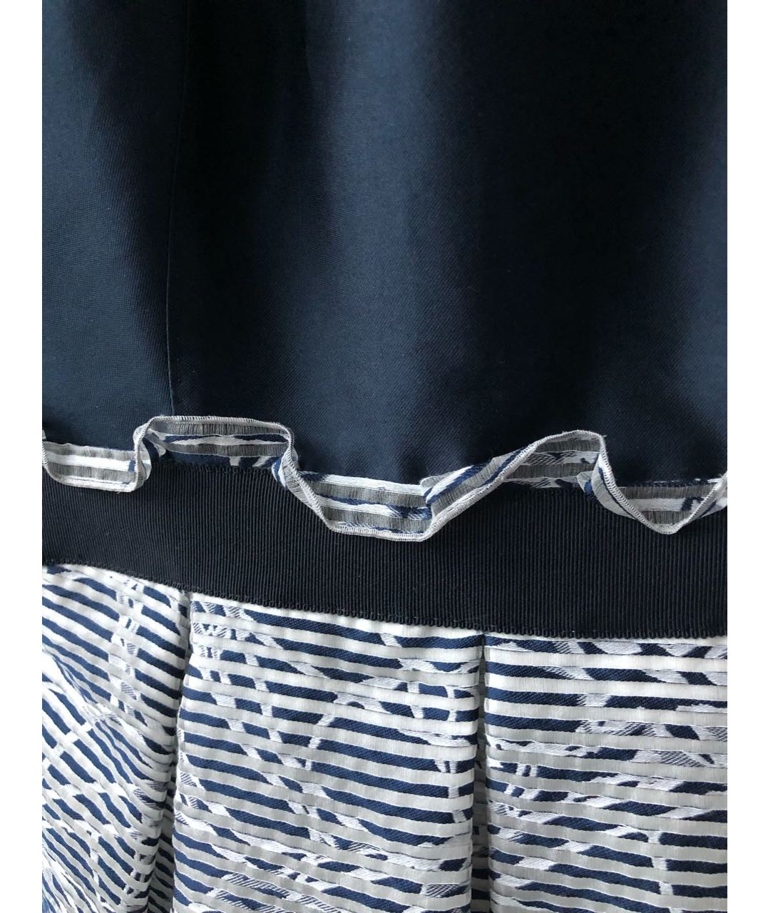 CAROLINA HERRERA Темно-синее атласное коктейльное платье, фото 3