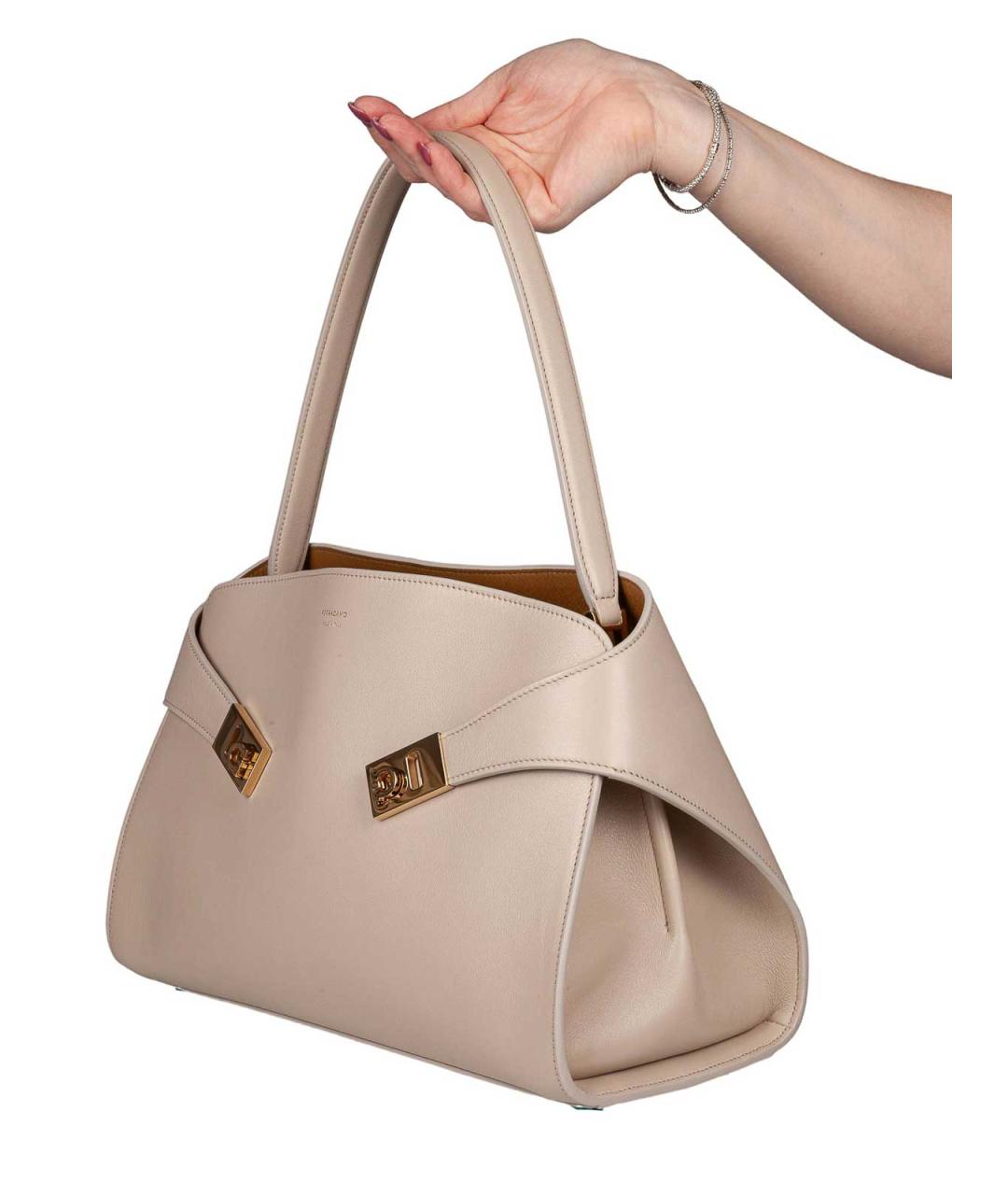 FERRAGAMO Бежевая кожаная сумка через плечо, фото 2