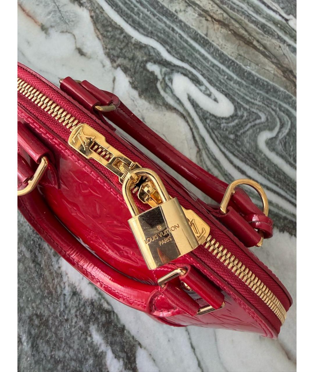 LOUIS VUITTON Красная сумка с короткими ручками из лакированной кожи, фото 4