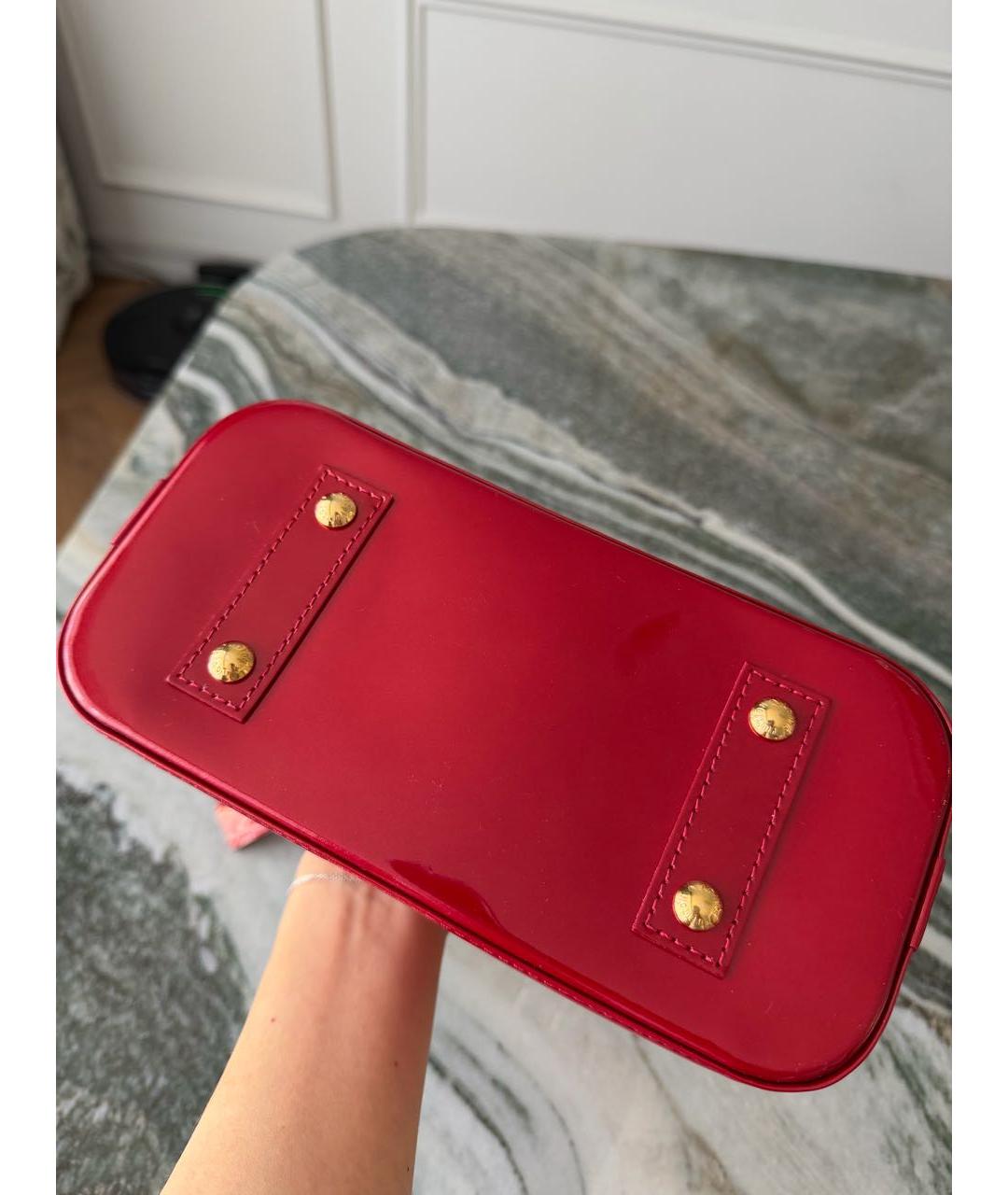 LOUIS VUITTON Красная сумка с короткими ручками из лакированной кожи, фото 5
