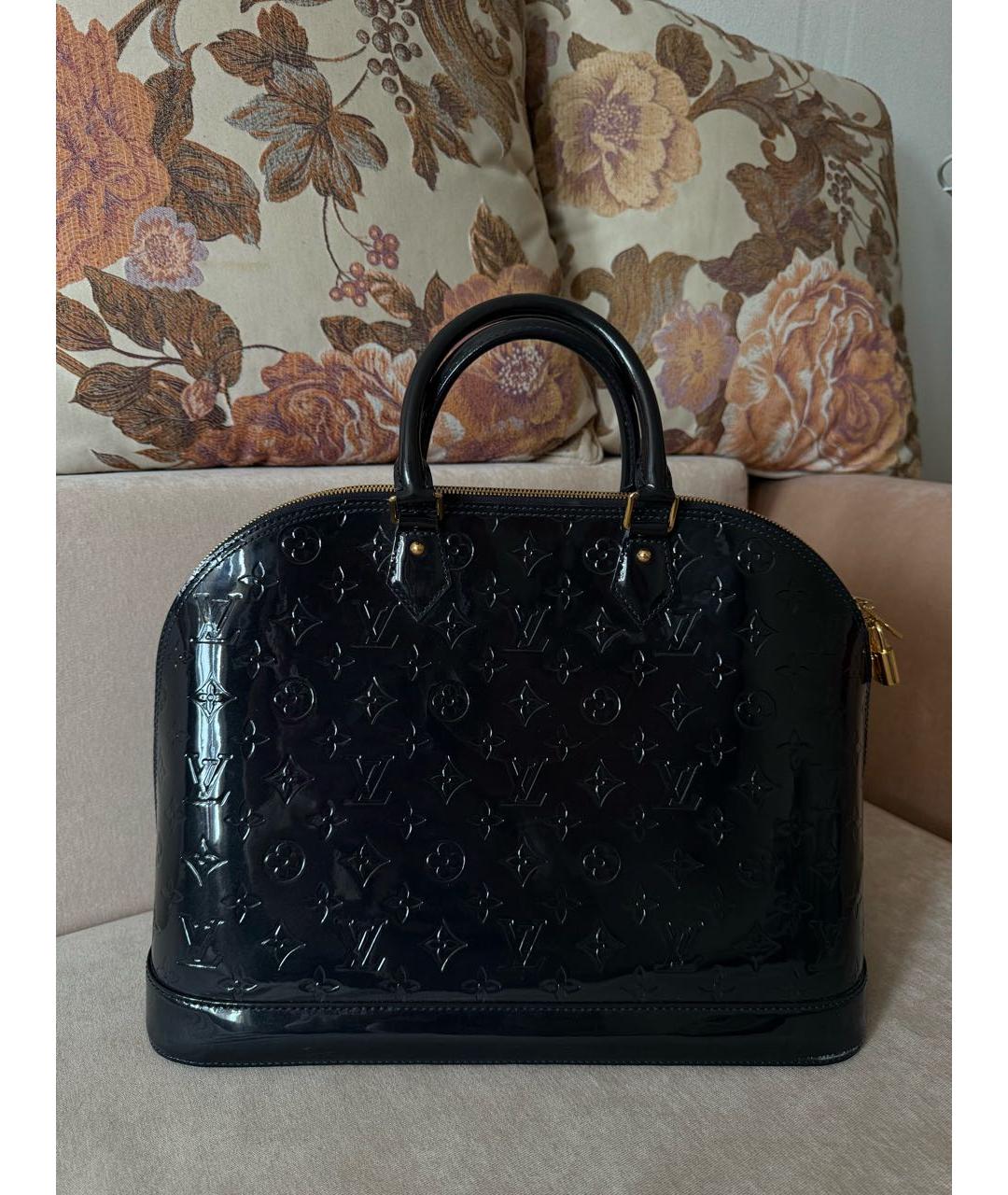 LOUIS VUITTON Черная сумка с короткими ручками из лакированной кожи, фото 8
