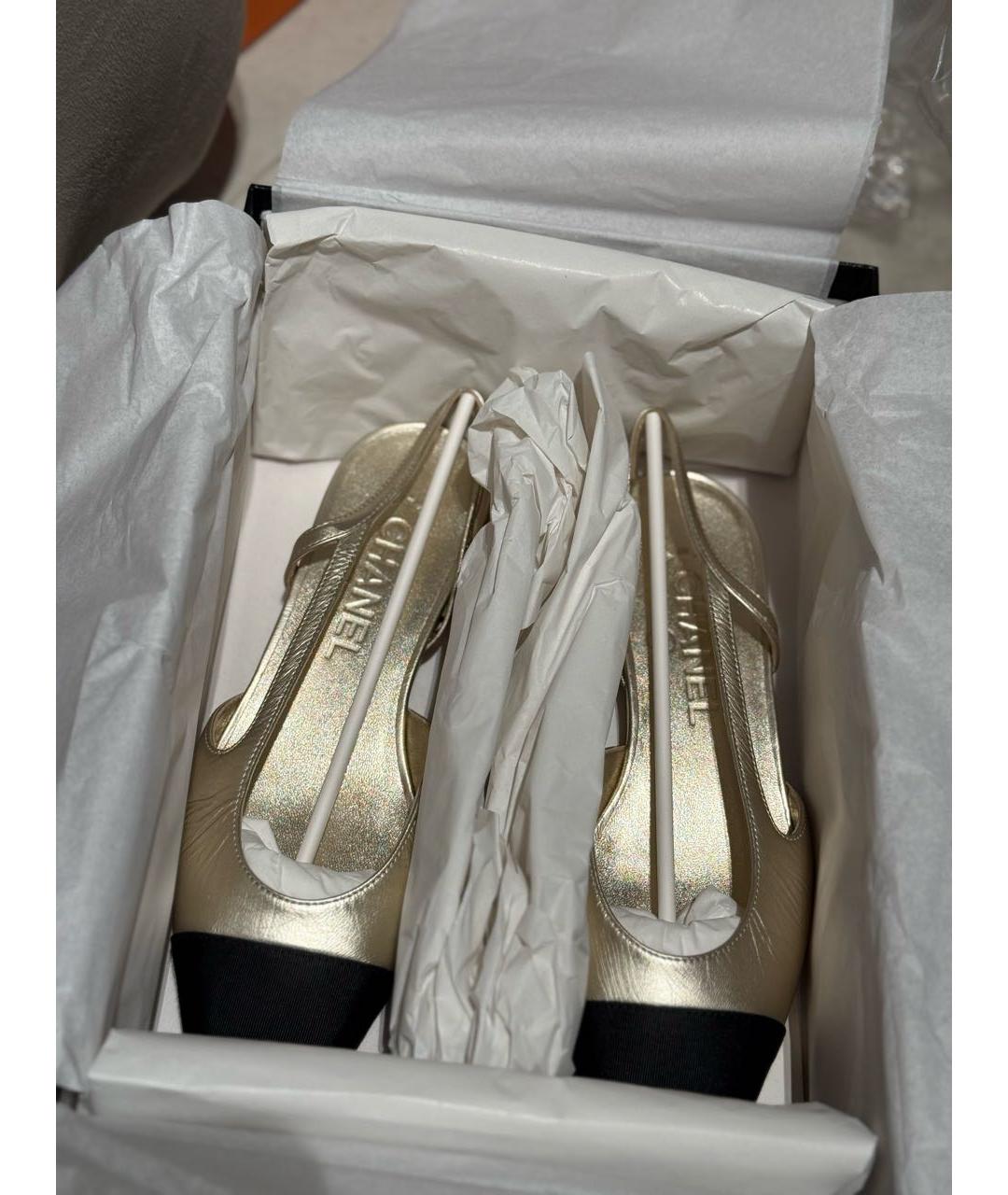 CHANEL Золотые кожаные туфли, фото 2