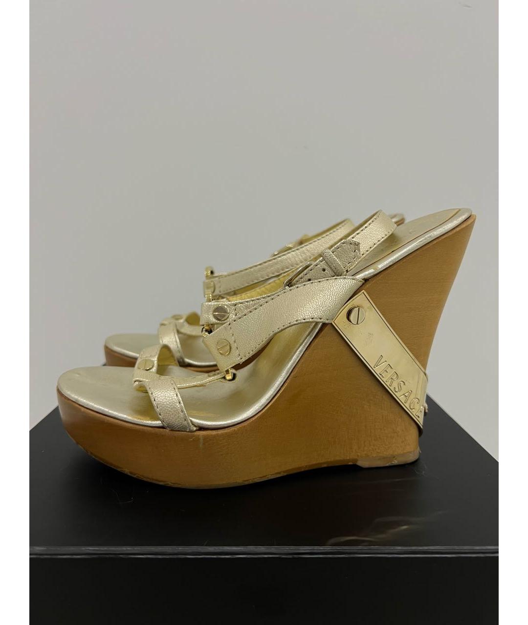 VERSACE Золотые кожаные босоножки, фото 4