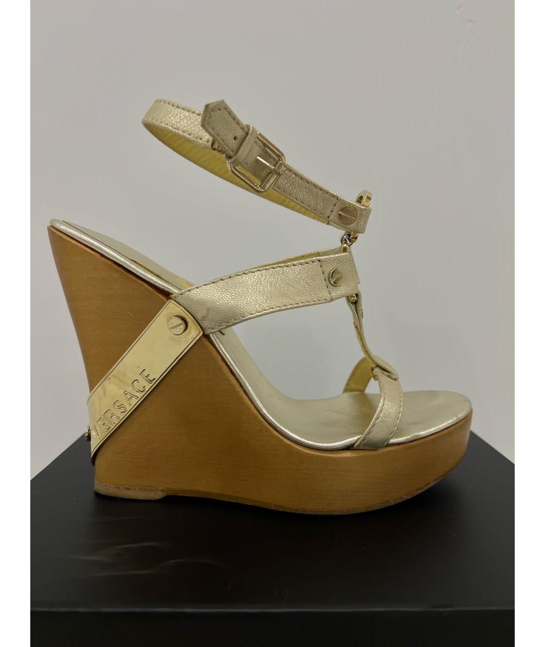 VERSACE Золотые кожаные босоножки, фото 6