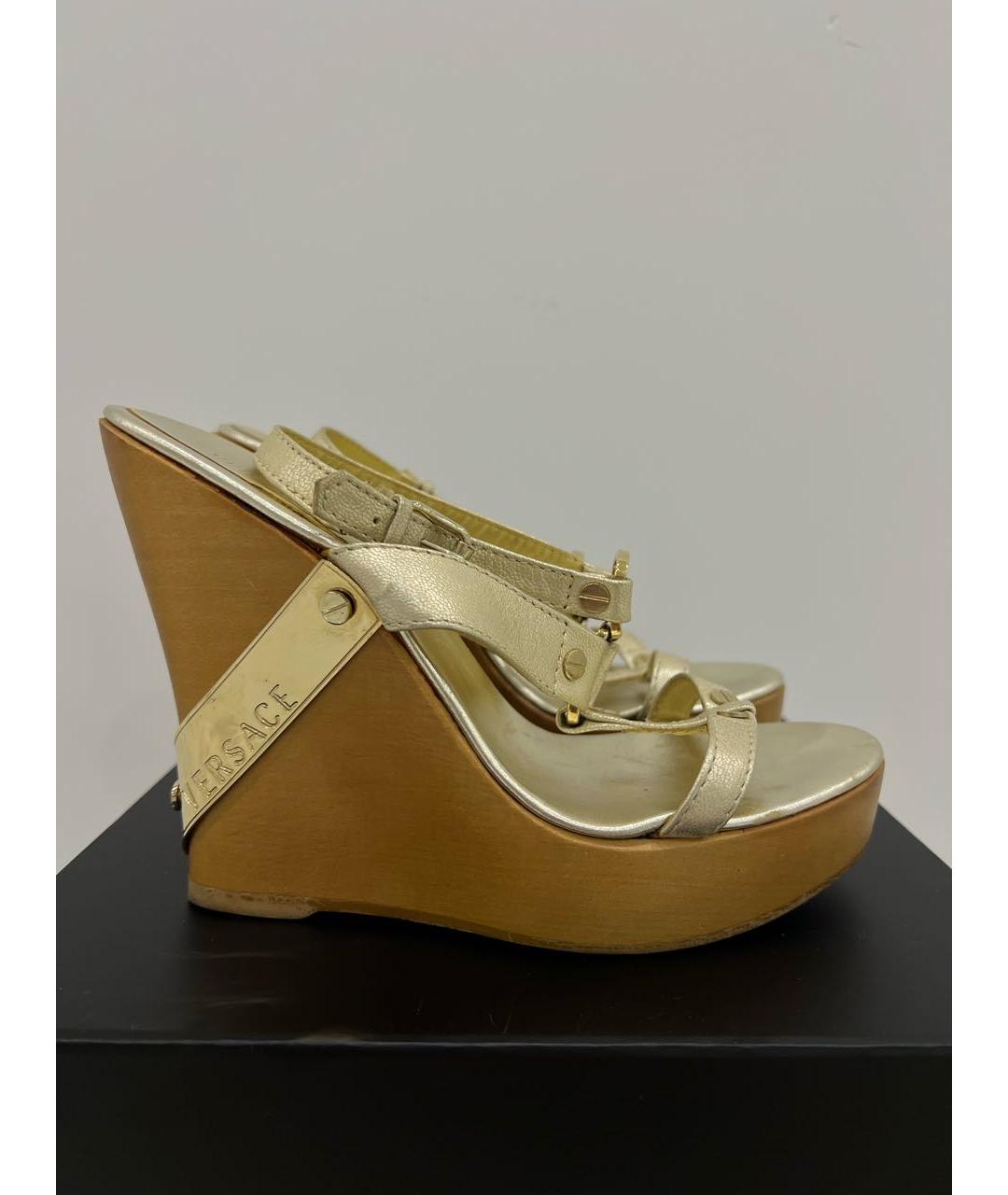 VERSACE Золотые кожаные босоножки, фото 2