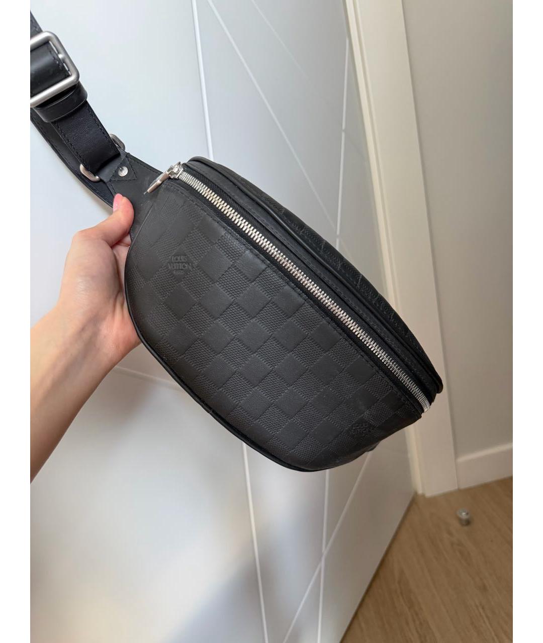 LOUIS VUITTON Черная кожаная барсетка, фото 3